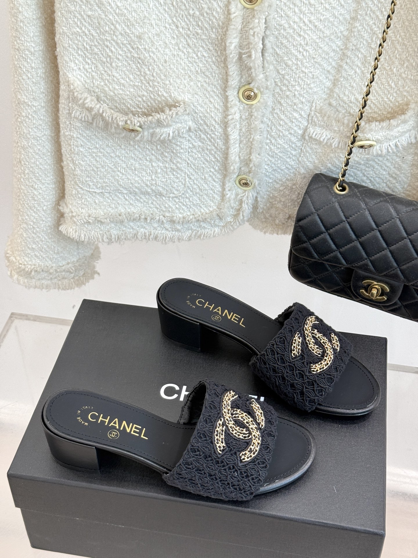 
CHANE*｜小香25。春夏新品
针织链条大双C拖鞋
以独特的针织鞋面打破常规
经典链条大双C标志 太