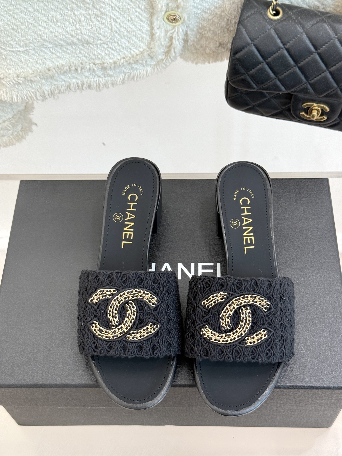 
CHANE*｜小香25。春夏新品
针织链条大双C拖鞋
以独特的针织鞋面打破常规
经典链条大双C标志 太