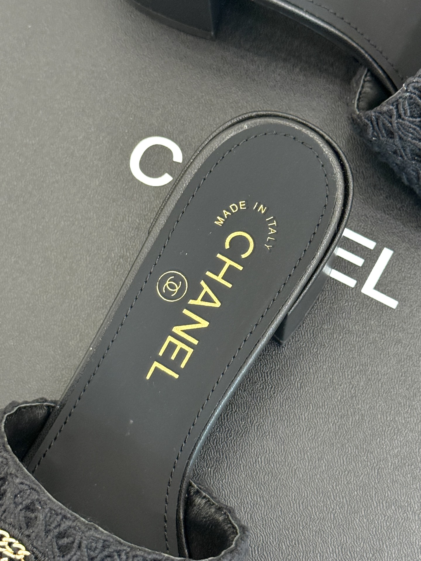 
CHANE*｜小香25。春夏新品
针织链条大双C拖鞋
以独特的针织鞋面打破常规
经典链条大双C标志 太