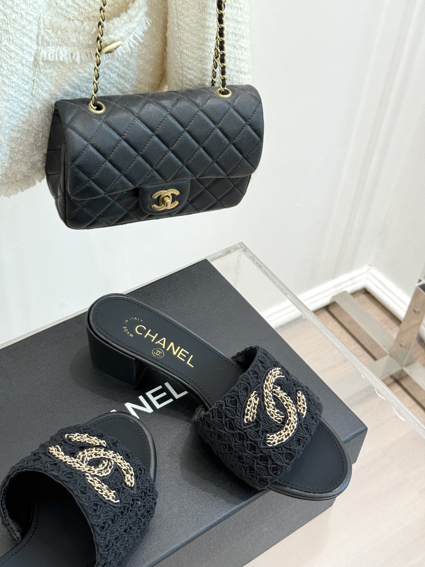 
CHANE*｜小香25。春夏新品
针织链条大双C拖鞋
以独特的针织鞋面打破常规
经典链条大双C标志 太