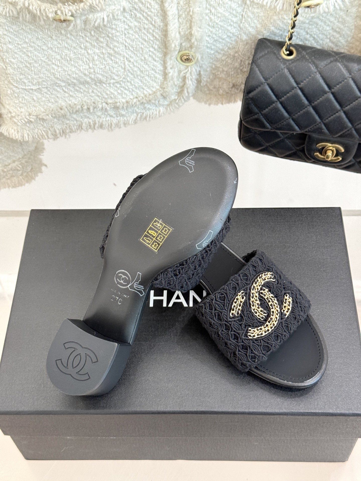 
CHANE*｜小香25。春夏新品
针织链条大双C拖鞋
以独特的针织鞋面打破常规
经典链条大双C标志 太