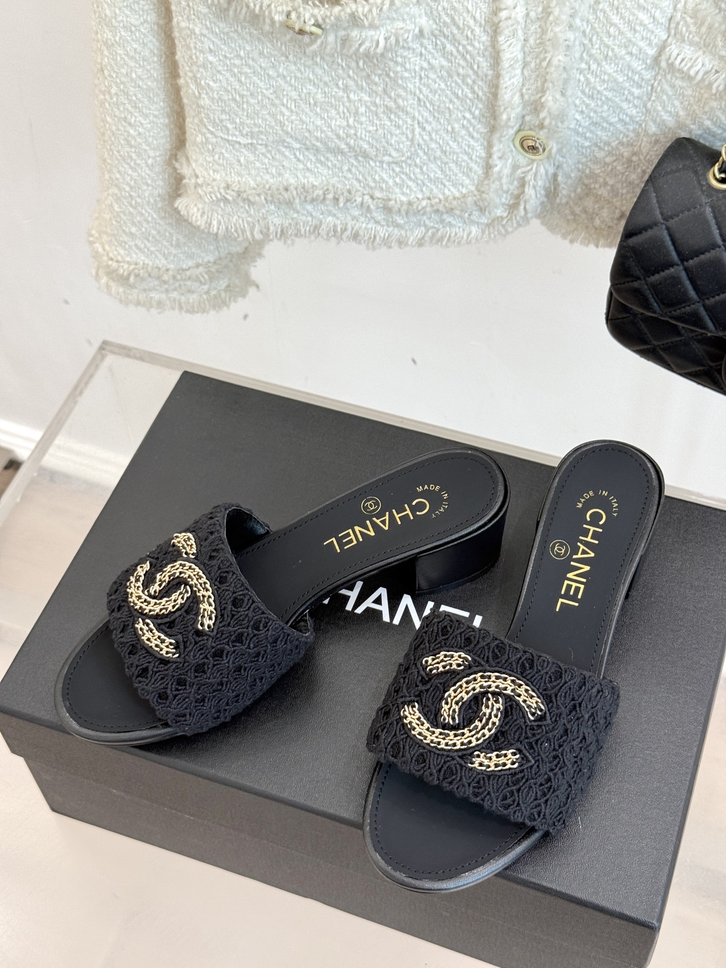 
CHANE*｜小香25。春夏新品
针织链条大双C拖鞋
以独特的针织鞋面打破常规
经典链条大双C标志 太