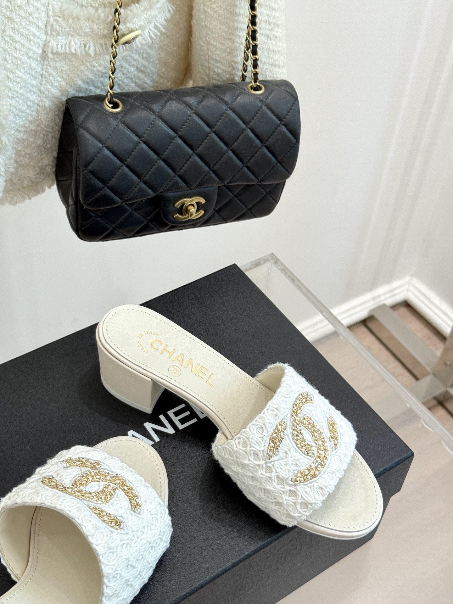
CHANE*｜小香25。春夏新品
针织链条大双C拖鞋
以独特的针织鞋面打破常规
经典链条大双C标志 太