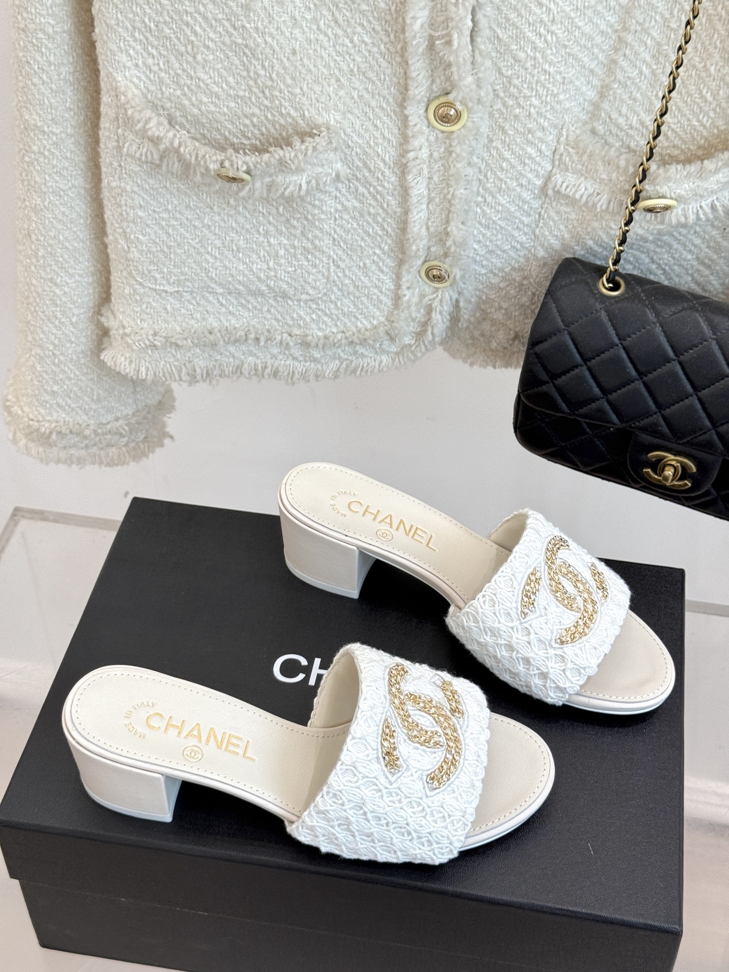 
CHANE*｜小香25。春夏新品
针织链条大双C拖鞋
以独特的针织鞋面打破常规
经典链条大双C标志 太