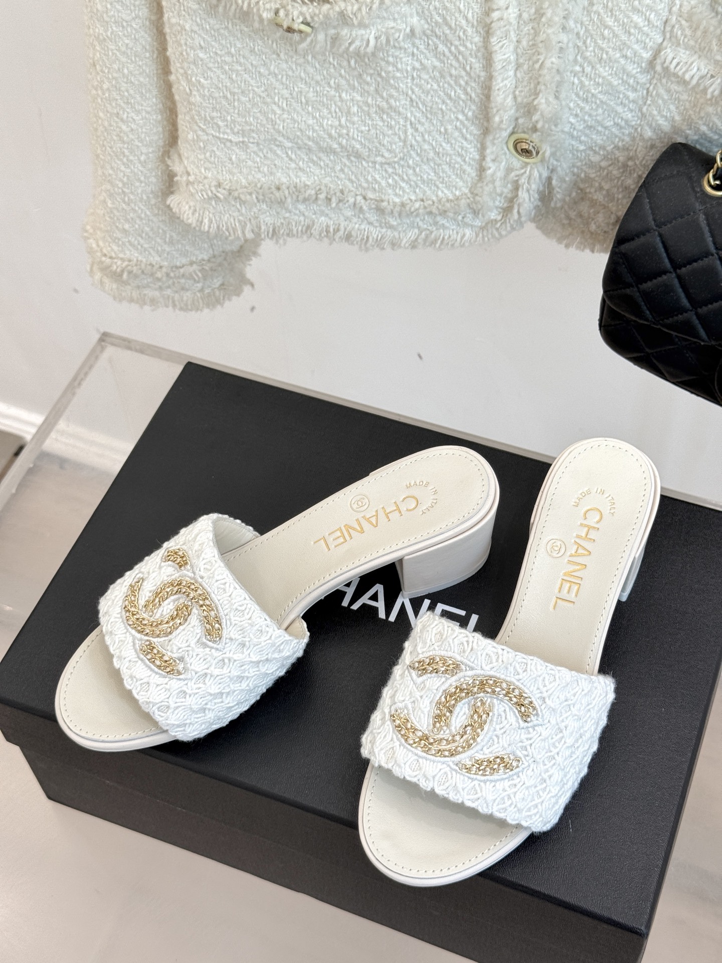 
CHANE*｜小香25。春夏新品
针织链条大双C拖鞋
以独特的针织鞋面打破常规
经典链条大双C标志 太