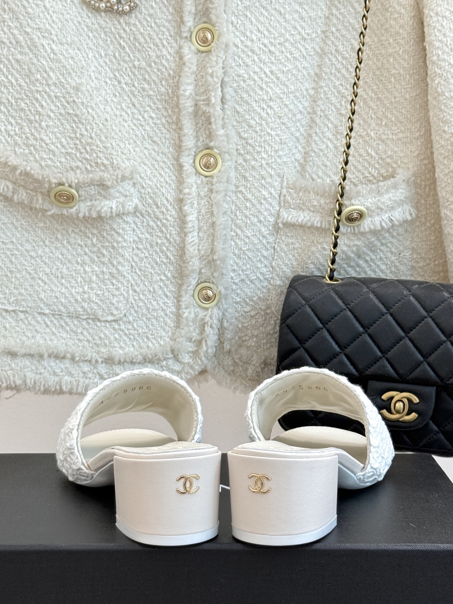 
CHANE*｜小香25。春夏新品
针织链条大双C拖鞋
以独特的针织鞋面打破常规
经典链条大双C标志 太