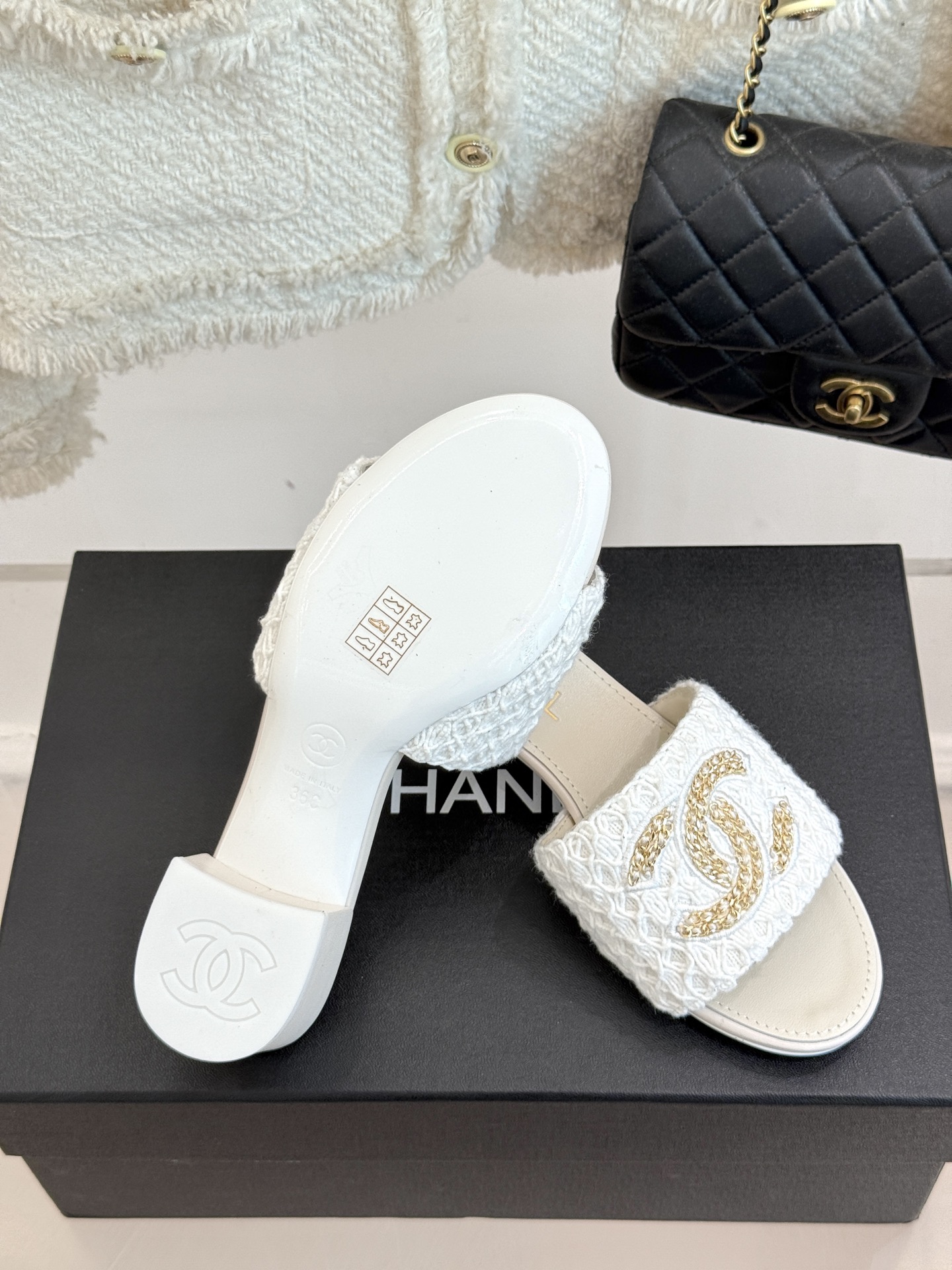 
CHANE*｜小香25。春夏新品
针织链条大双C拖鞋
以独特的针织鞋面打破常规
经典链条大双C标志 太
