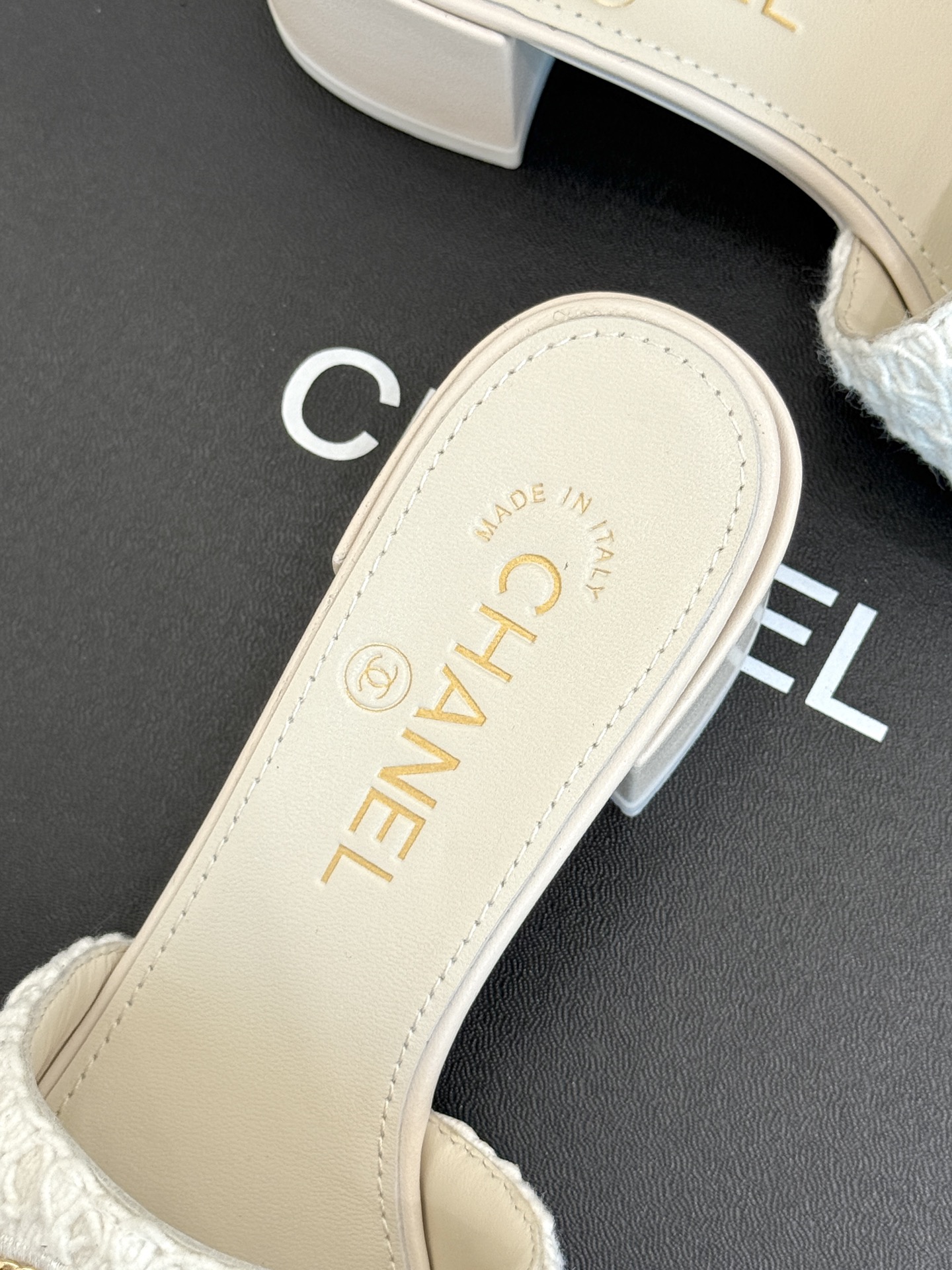 
CHANE*｜小香25。春夏新品
针织链条大双C拖鞋
以独特的针织鞋面打破常规
经典链条大双C标志 太