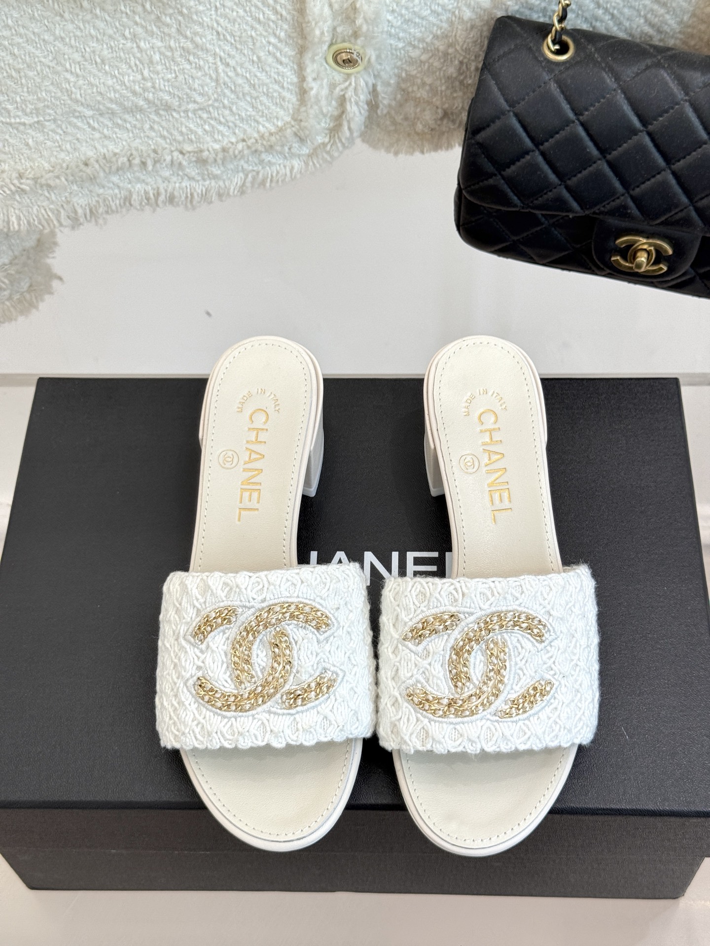 
CHANE*｜小香25。春夏新品
针织链条大双C拖鞋
以独特的针织鞋面打破常规
经典链条大双C标志 太