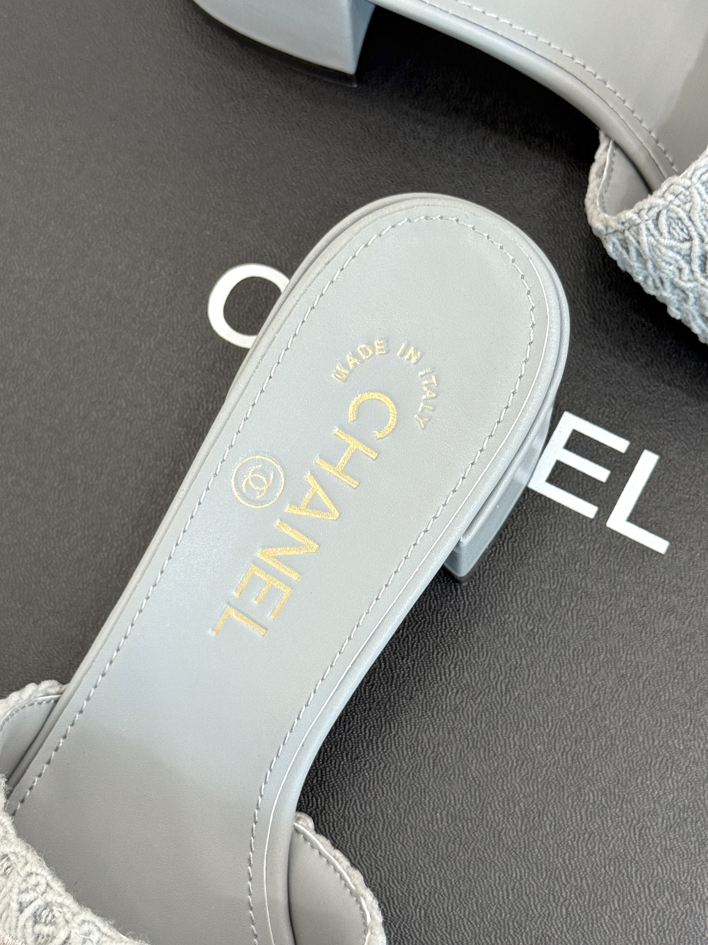 
CHANE*｜小香25。春夏新品
针织链条大双C拖鞋
以独特的针织鞋面打破常规
经典链条大双C标志 太
