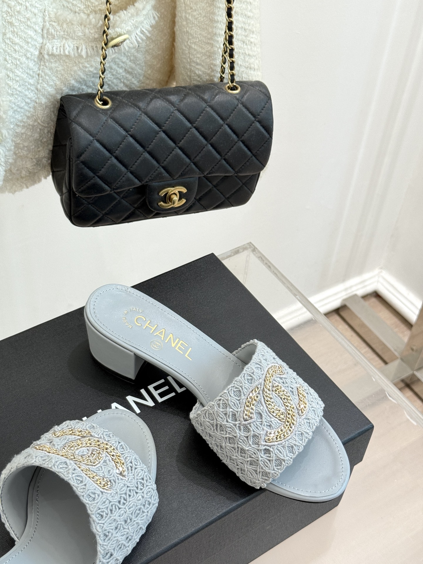 
CHANE*｜小香25。春夏新品
针织链条大双C拖鞋
以独特的针织鞋面打破常规
经典链条大双C标志 太