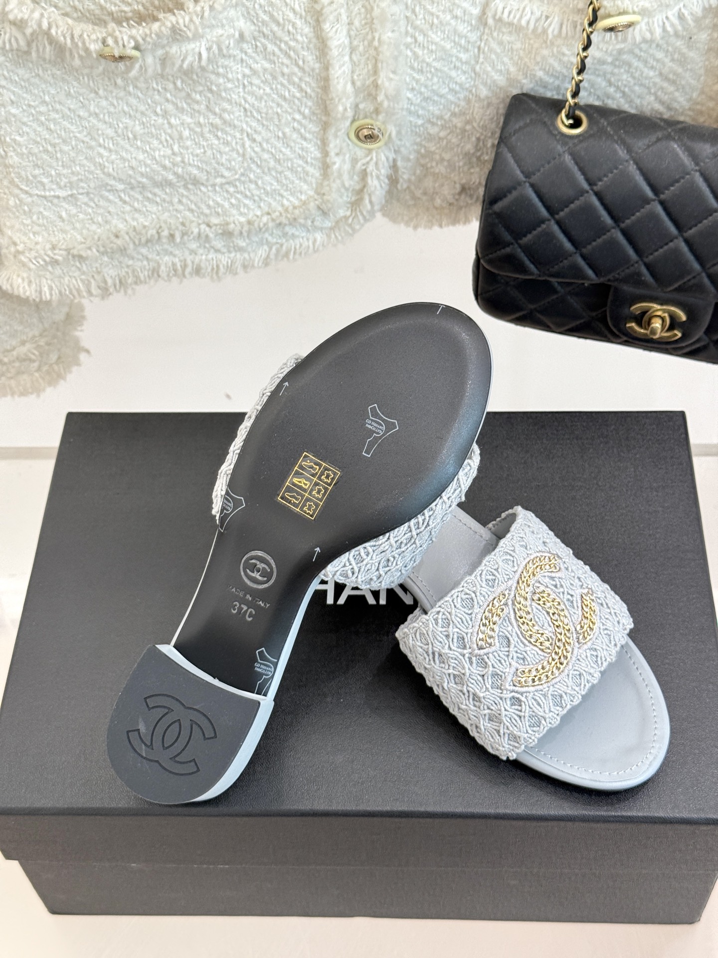 
CHANE*｜小香25。春夏新品
针织链条大双C拖鞋
以独特的针织鞋面打破常规
经典链条大双C标志 太
