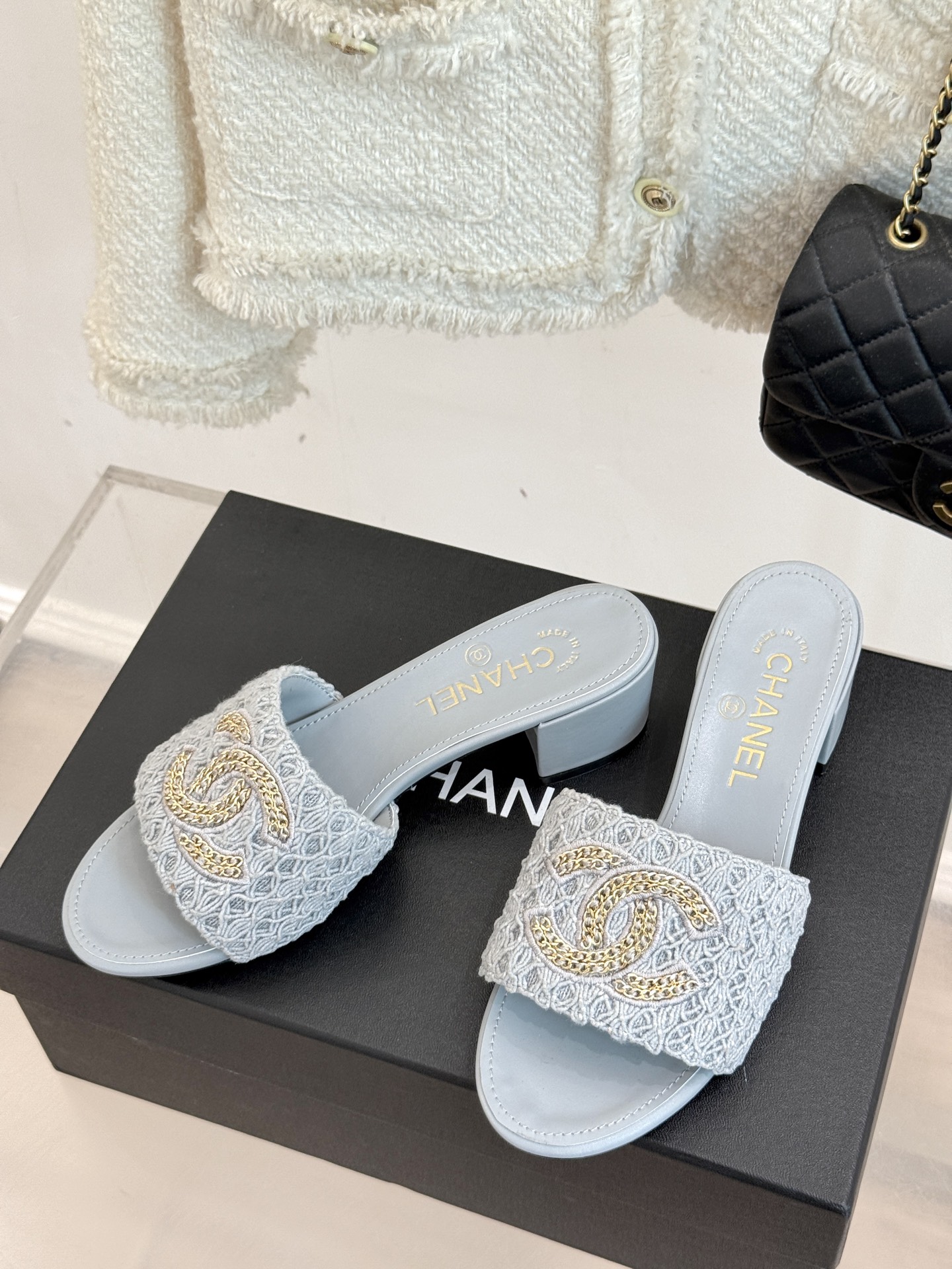 
CHANE*｜小香25。春夏新品
针织链条大双C拖鞋
以独特的针织鞋面打破常规
经典链条大双C标志 太