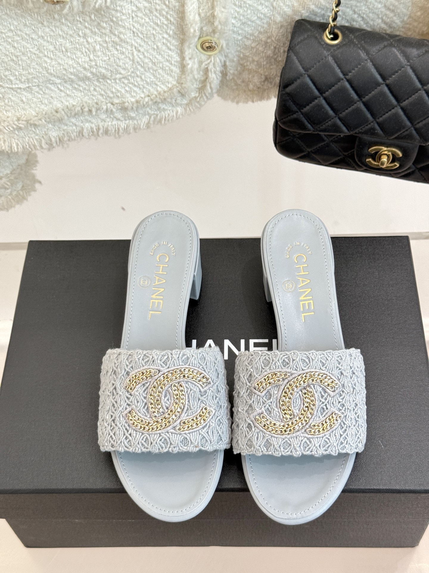 
CHANE*｜小香25。春夏新品
针织链条大双C拖鞋
以独特的针织鞋面打破常规
经典链条大双C标志 太