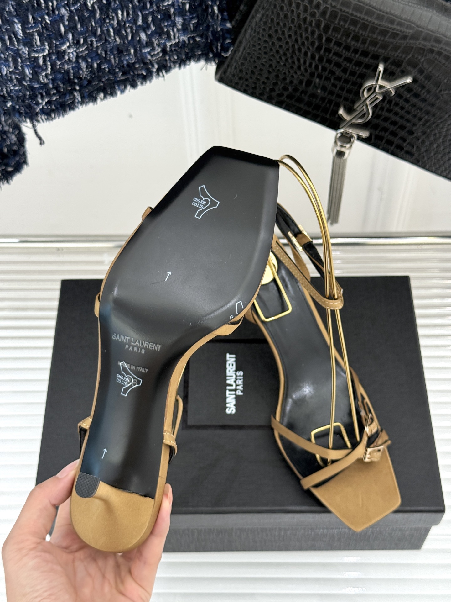 
Saint Lauren*YSL圣罗兰25ss
交叉细带高跟凉鞋
这双凉鞋的设计堪称一绝
尽显圣罗兰的