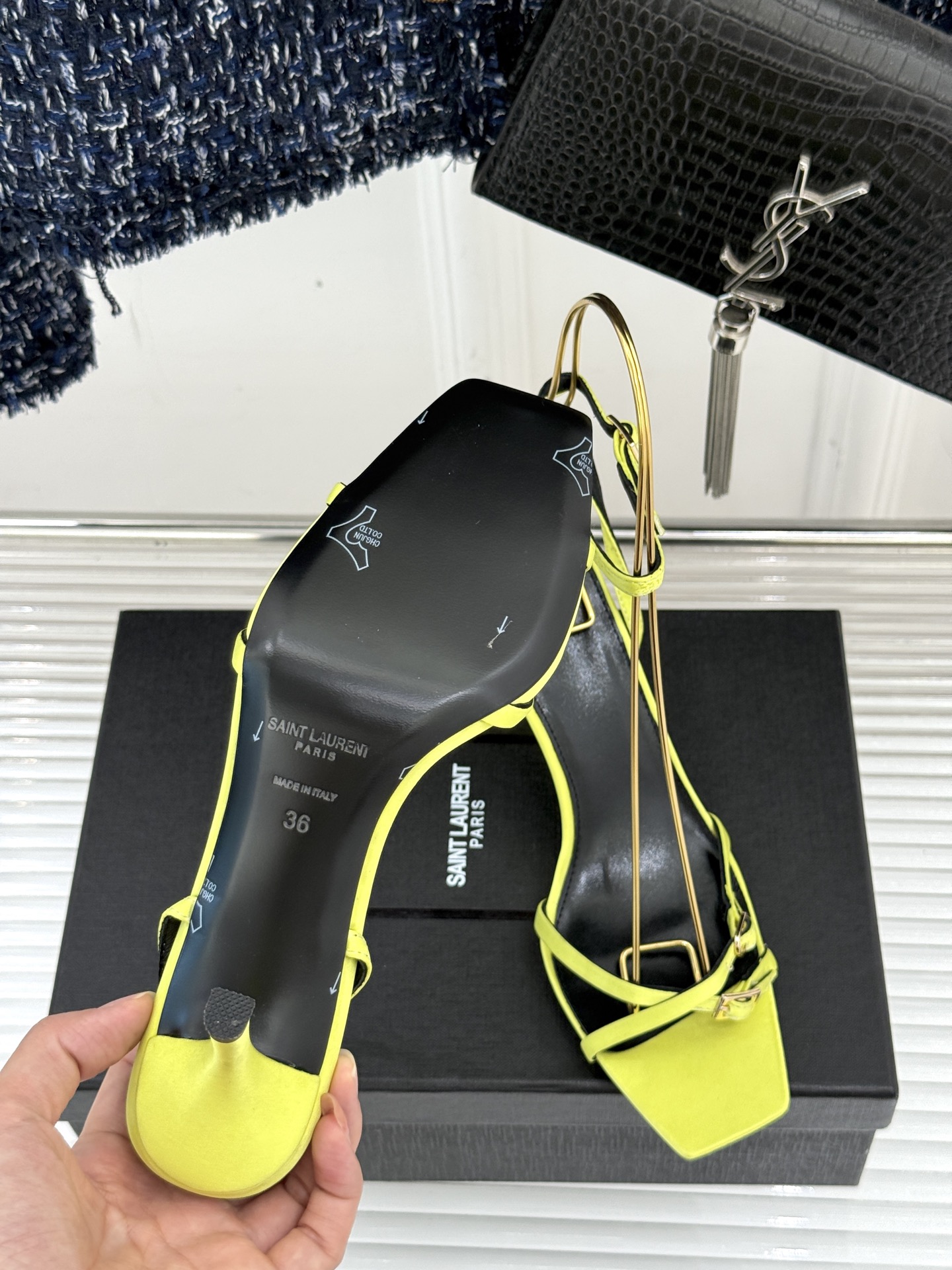 
Saint Lauren*YSL圣罗兰25ss
交叉细带高跟凉鞋
这双凉鞋的设计堪称一绝
尽显圣罗兰的