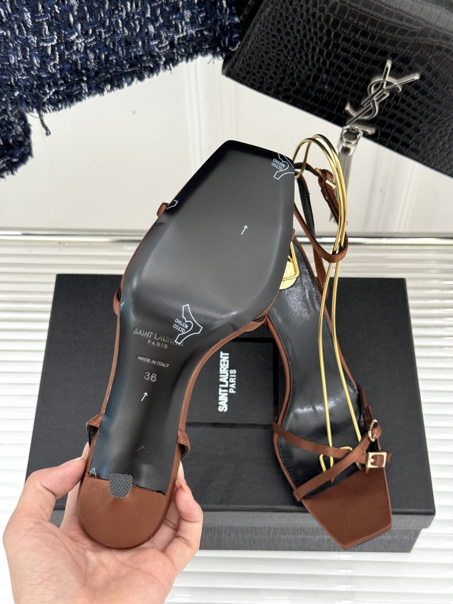 
Saint Lauren*YSL圣罗兰25ss
交叉细带高跟凉鞋
这双凉鞋的设计堪称一绝
尽显圣罗兰的