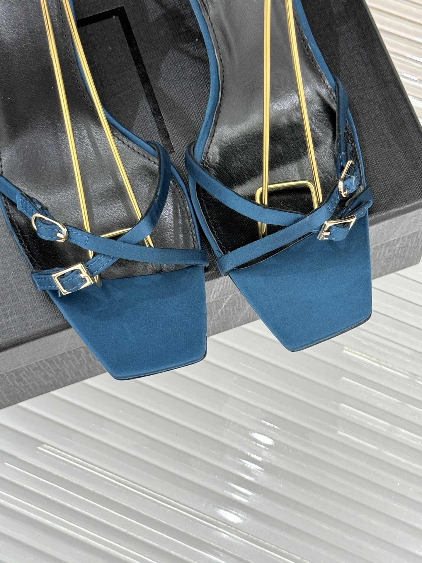 
Saint Lauren*YSL圣罗兰25ss
交叉细带高跟凉鞋
这双凉鞋的设计堪称一绝
尽显圣罗兰的