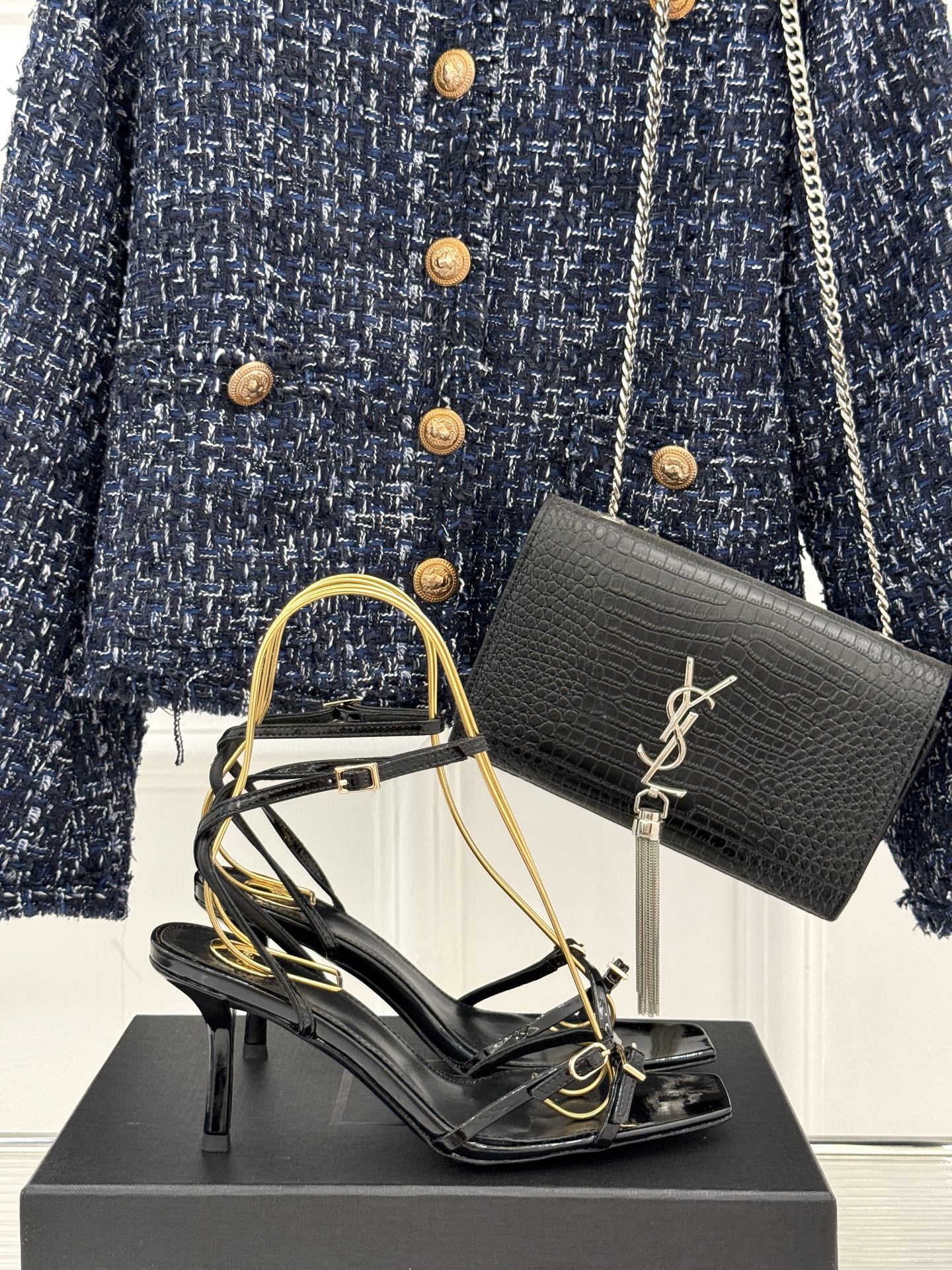 
Saint Lauren*YSL圣罗兰25ss
交叉细带高跟凉鞋
这双凉鞋的设计堪称一绝
尽显圣罗兰的