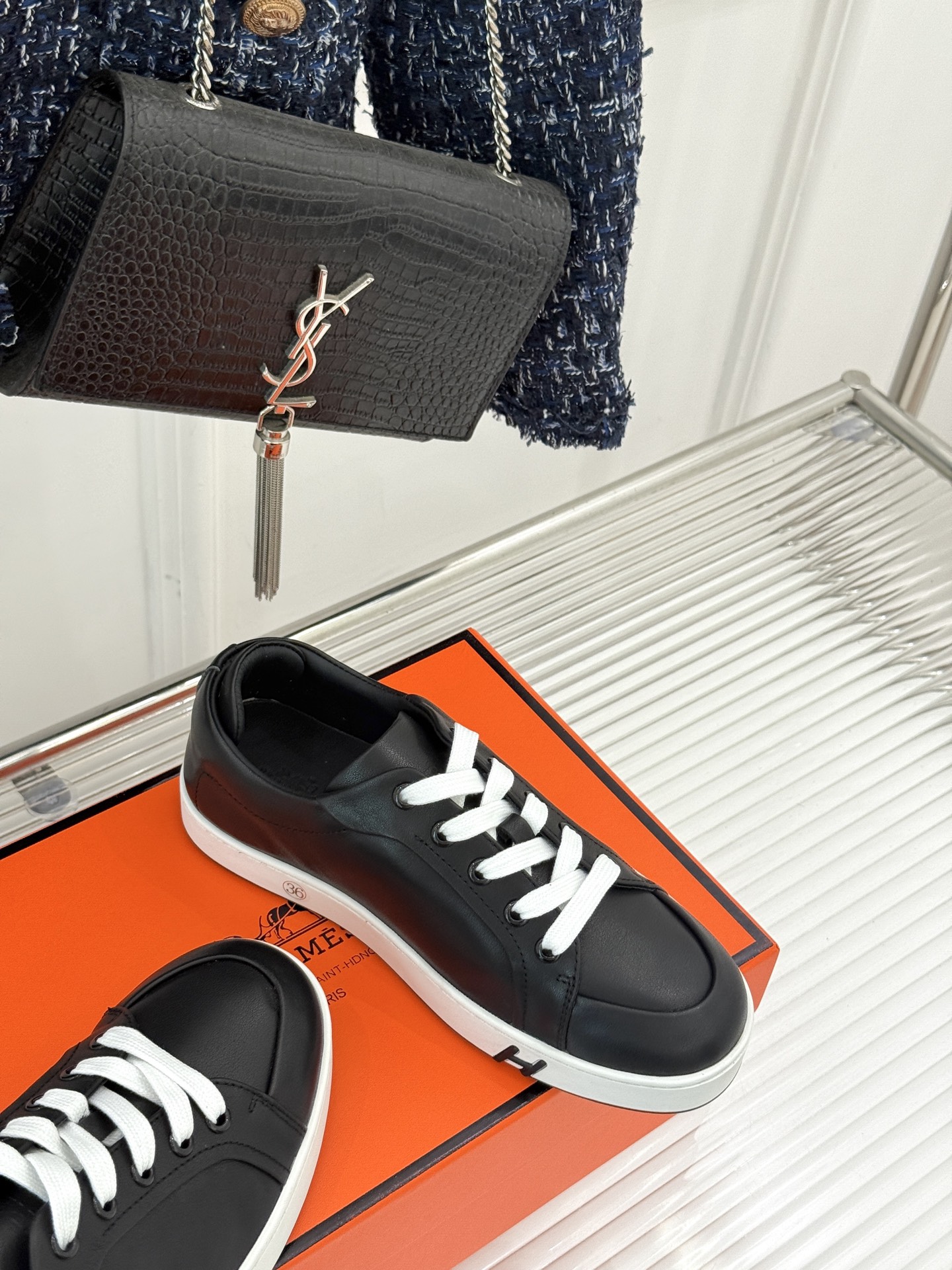 
Hermès/爱马仕经典情侣款小白鞋
简约而不失优雅设计风格
每一处细节都彰显着品牌的匠心独运。
以简