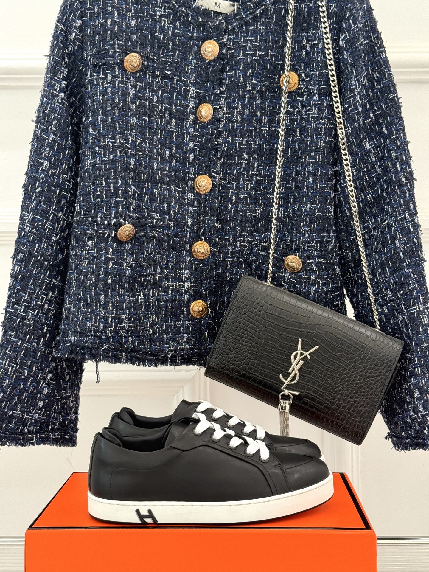
Hermès/爱马仕经典情侣款小白鞋
简约而不失优雅设计风格
每一处细节都彰显着品牌的匠心独运。
以简