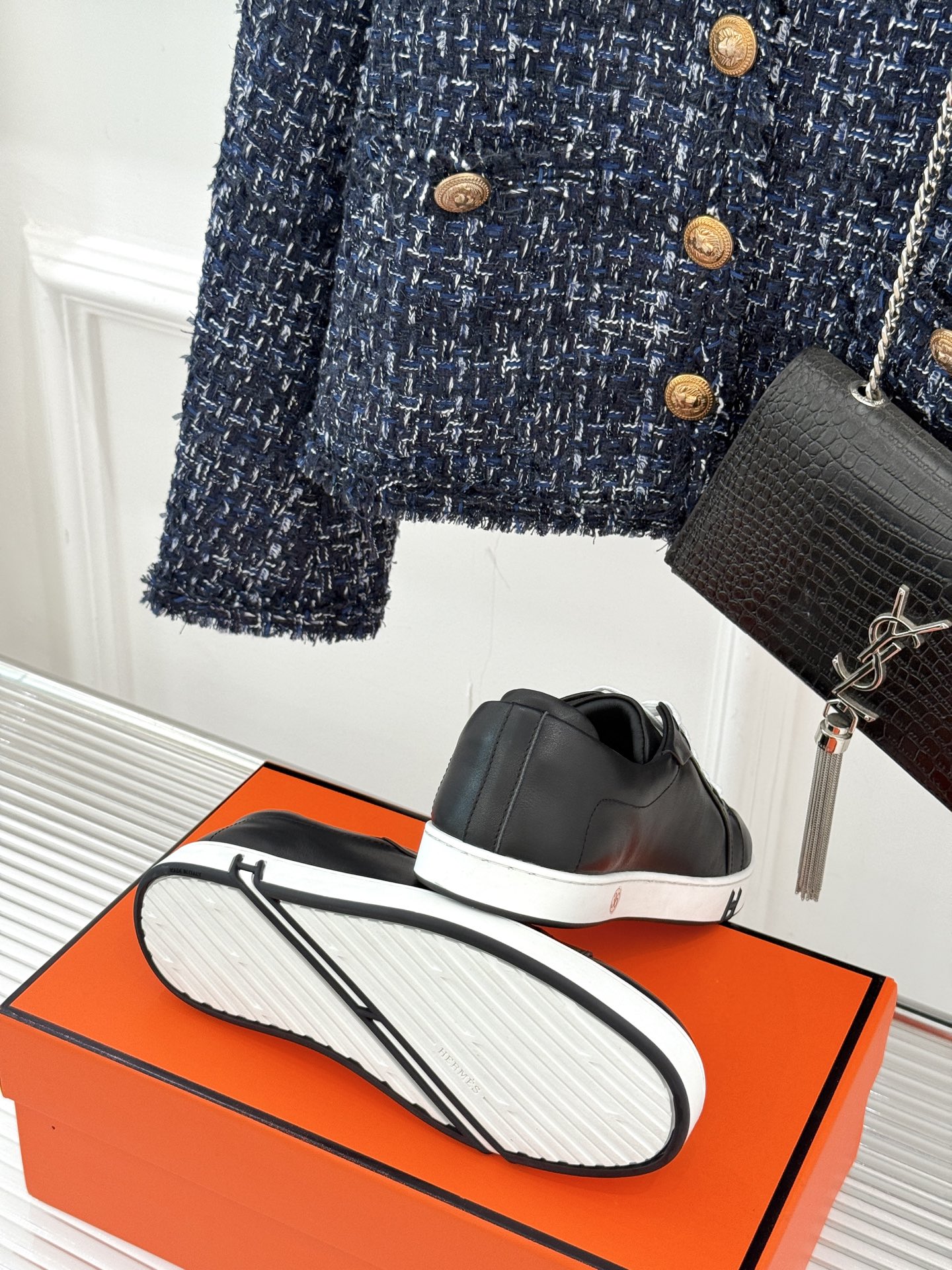 
Hermès/爱马仕经典情侣款小白鞋
简约而不失优雅设计风格
每一处细节都彰显着品牌的匠心独运。
以简
