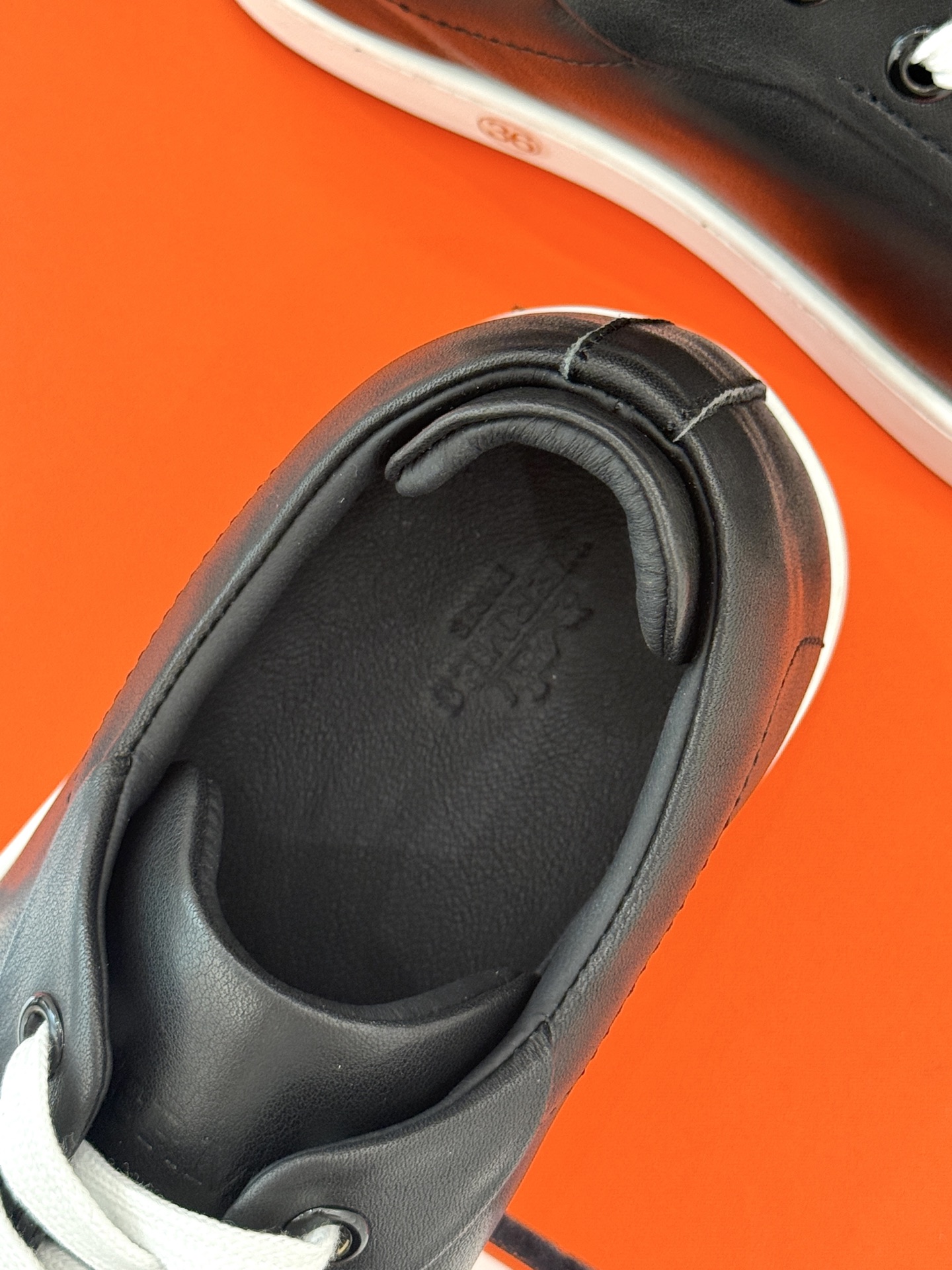 
Hermès/爱马仕经典情侣款小白鞋
简约而不失优雅设计风格
每一处细节都彰显着品牌的匠心独运。
以简
