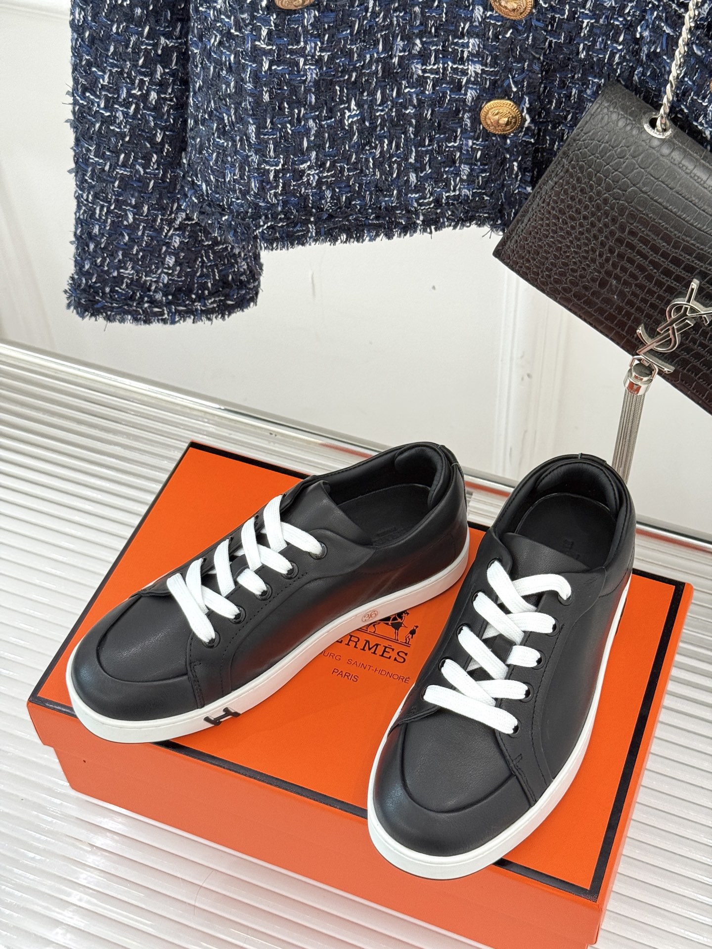 
Hermès/爱马仕经典情侣款小白鞋
简约而不失优雅设计风格
每一处细节都彰显着品牌的匠心独运。
以简