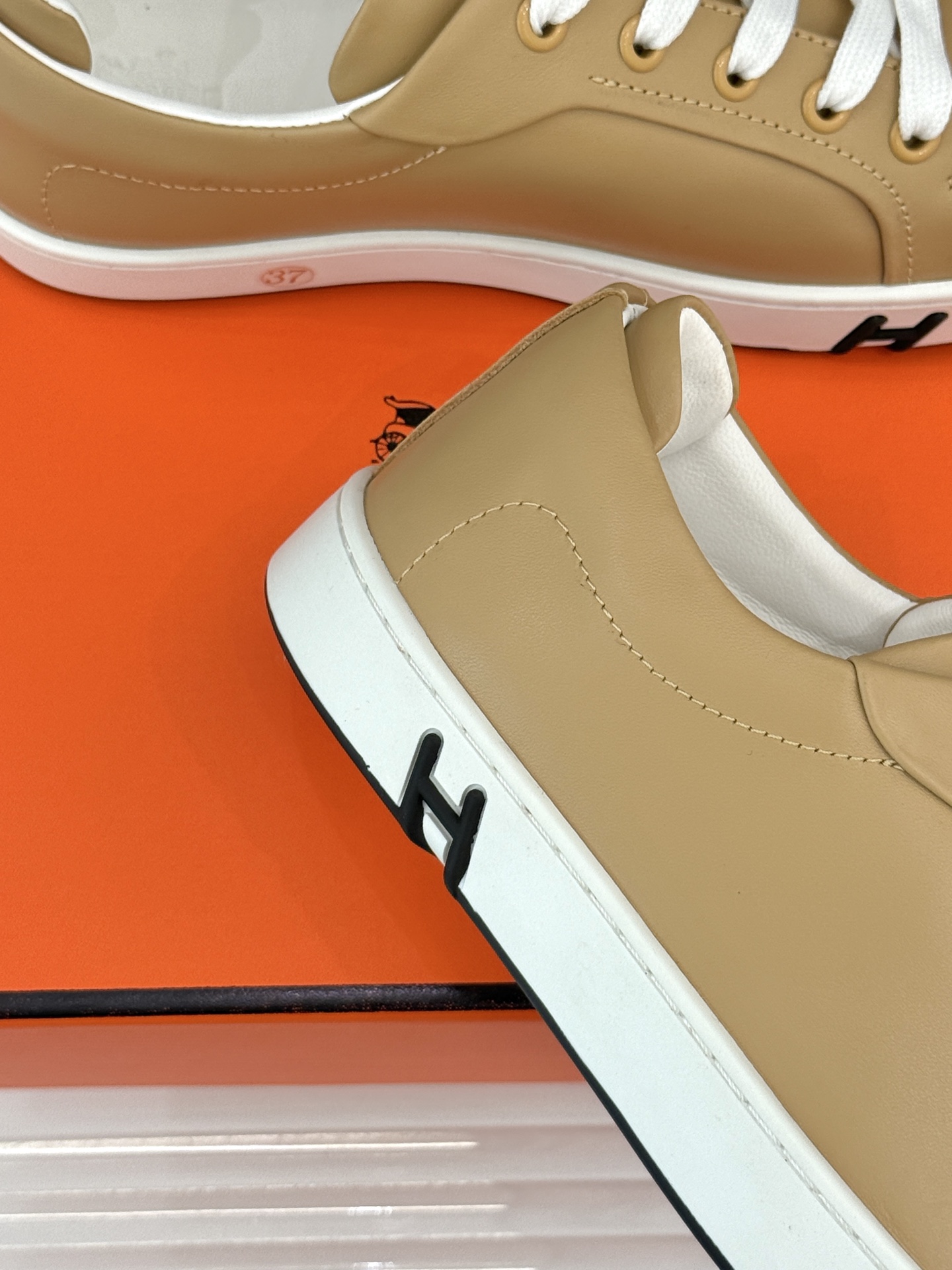 
Hermès/爱马仕经典情侣款小白鞋
简约而不失优雅设计风格
每一处细节都彰显着品牌的匠心独运。
以简