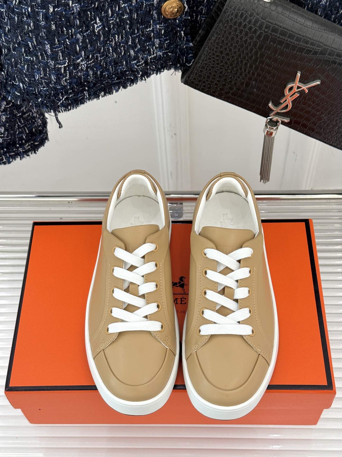 
Hermès/爱马仕经典情侣款小白鞋
简约而不失优雅设计风格
每一处细节都彰显着品牌的匠心独运。
以简