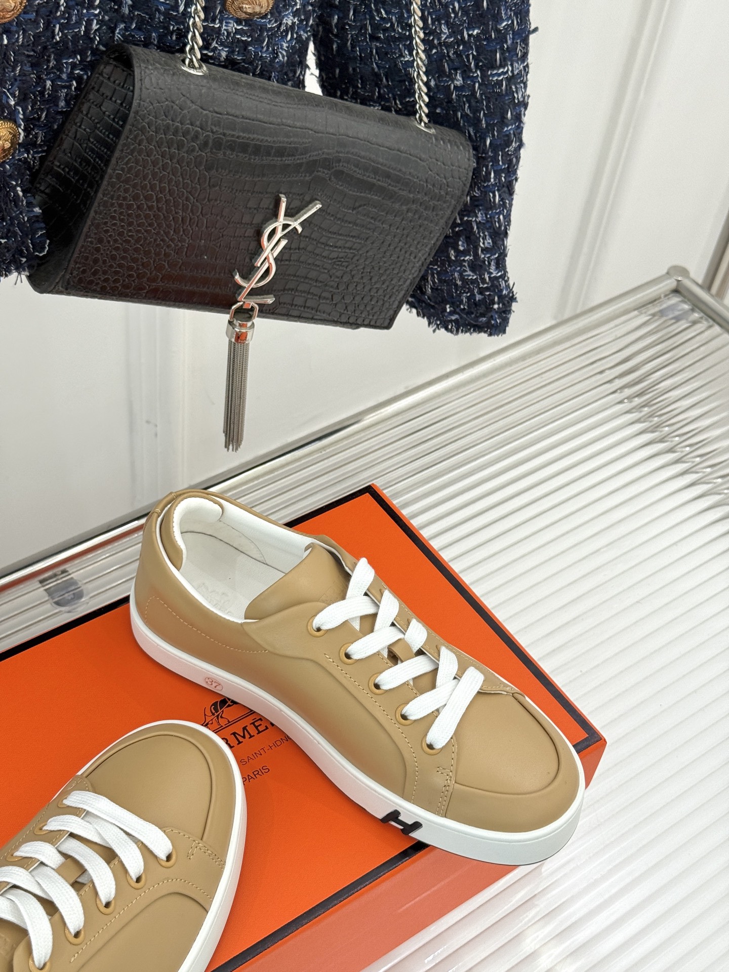
Hermès/爱马仕经典情侣款小白鞋
简约而不失优雅设计风格
每一处细节都彰显着品牌的匠心独运。
以简