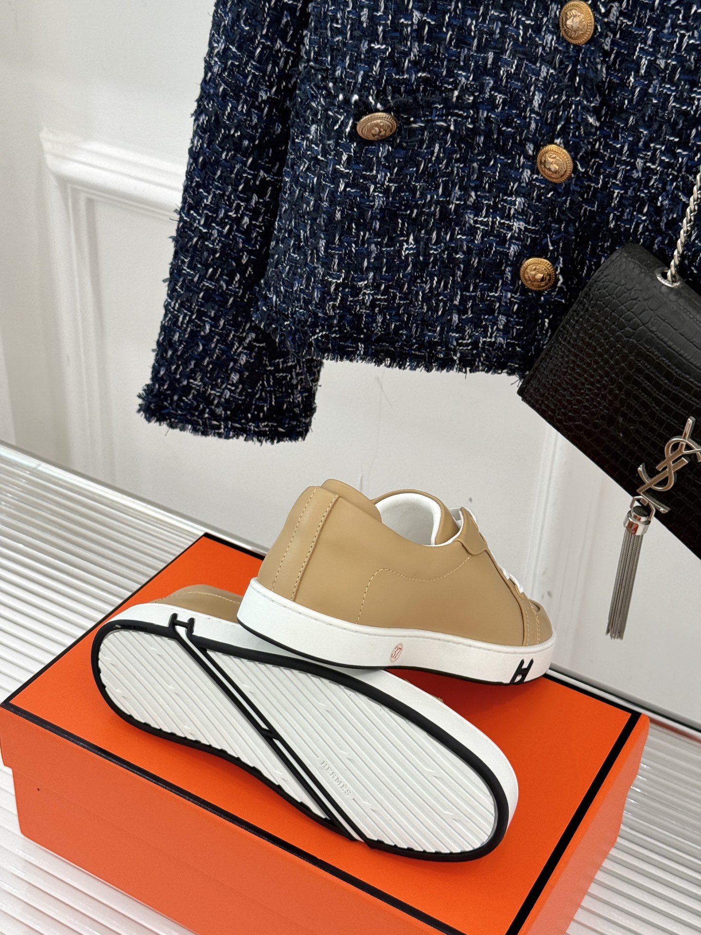 
Hermès/爱马仕经典情侣款小白鞋
简约而不失优雅设计风格
每一处细节都彰显着品牌的匠心独运。
以简