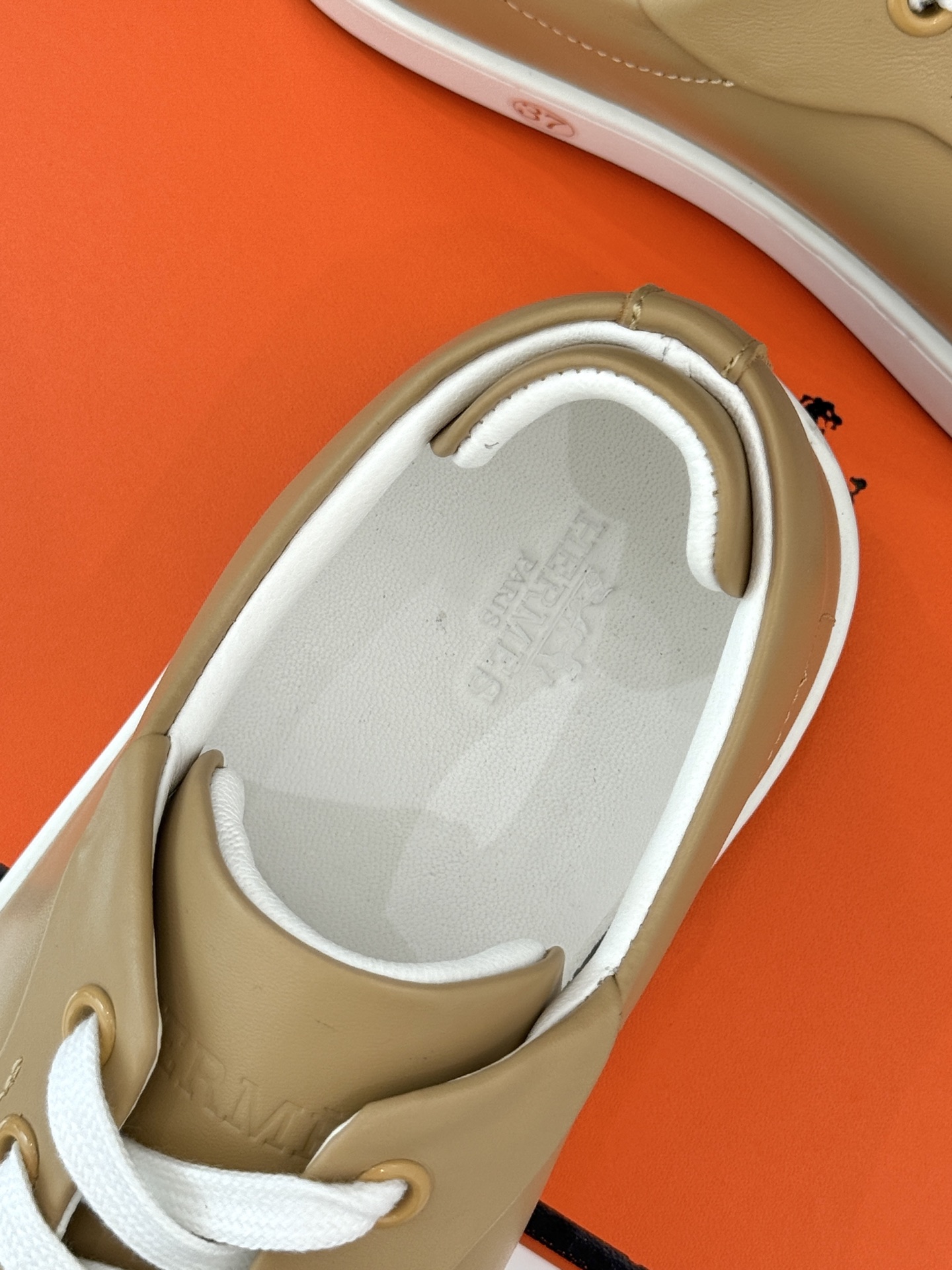 
Hermès/爱马仕经典情侣款小白鞋
简约而不失优雅设计风格
每一处细节都彰显着品牌的匠心独运。
以简