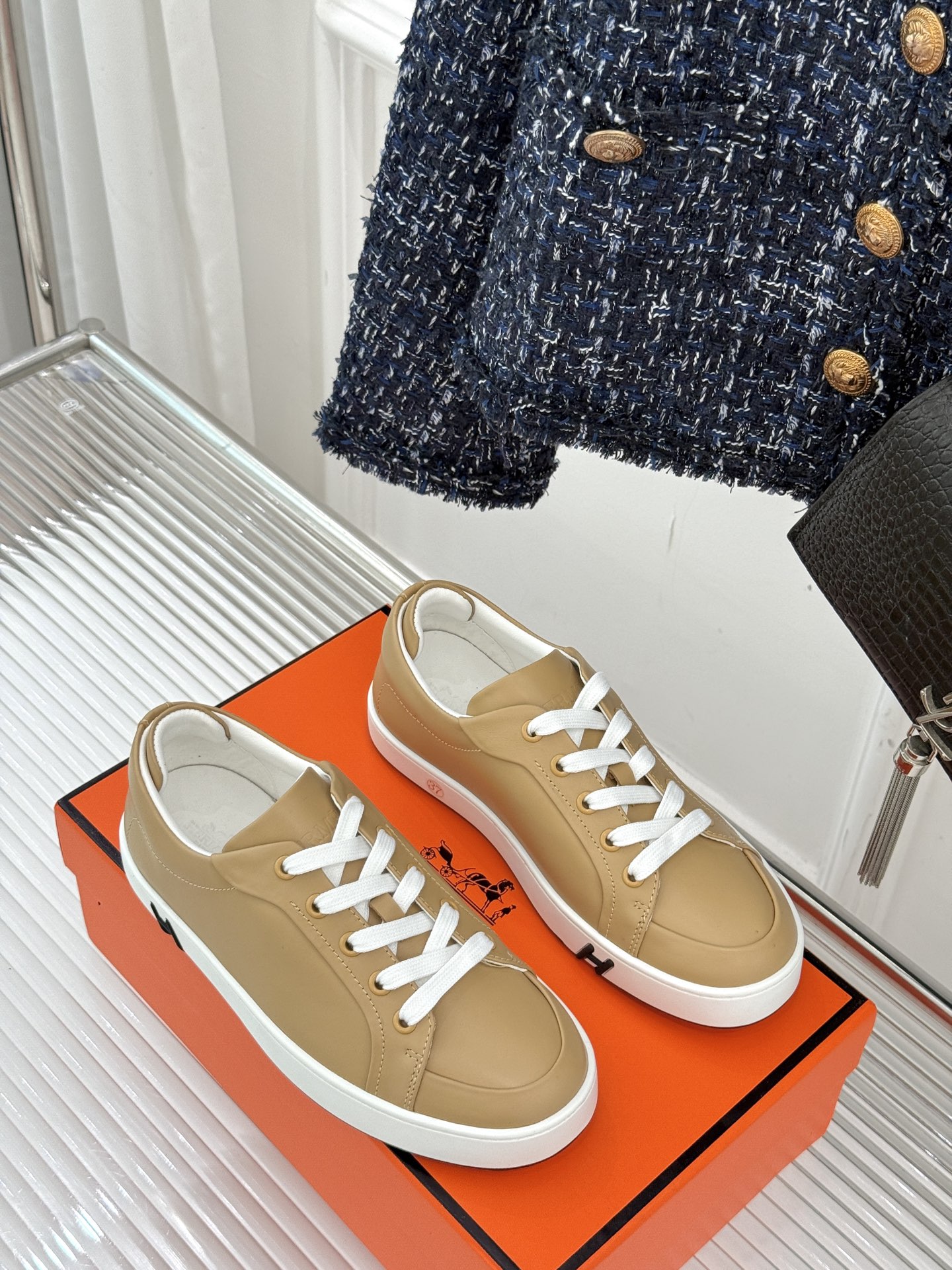
Hermès/爱马仕经典情侣款小白鞋
简约而不失优雅设计风格
每一处细节都彰显着品牌的匠心独运。
以简