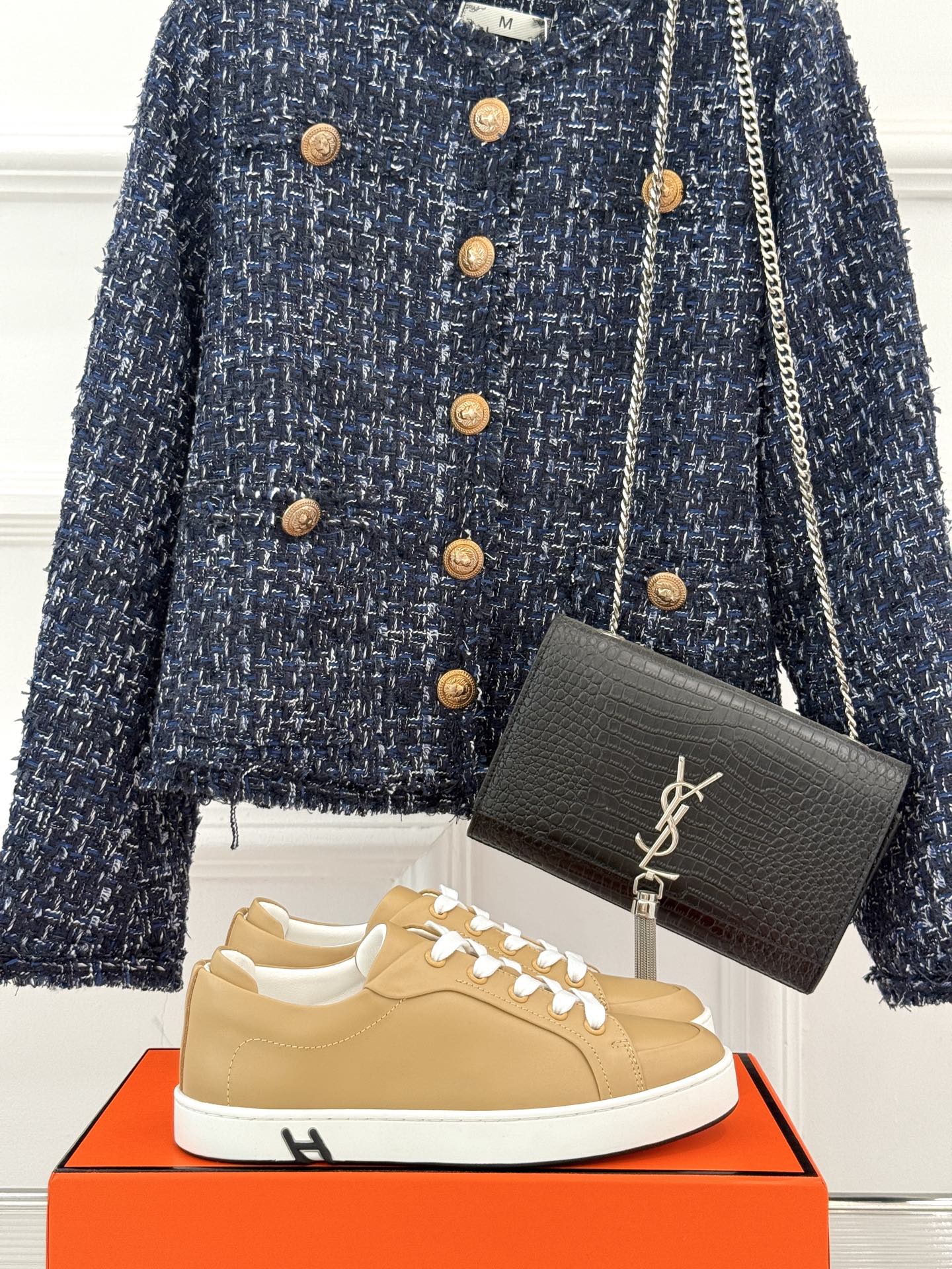 
Hermès/爱马仕经典情侣款小白鞋
简约而不失优雅设计风格
每一处细节都彰显着品牌的匠心独运。
以简