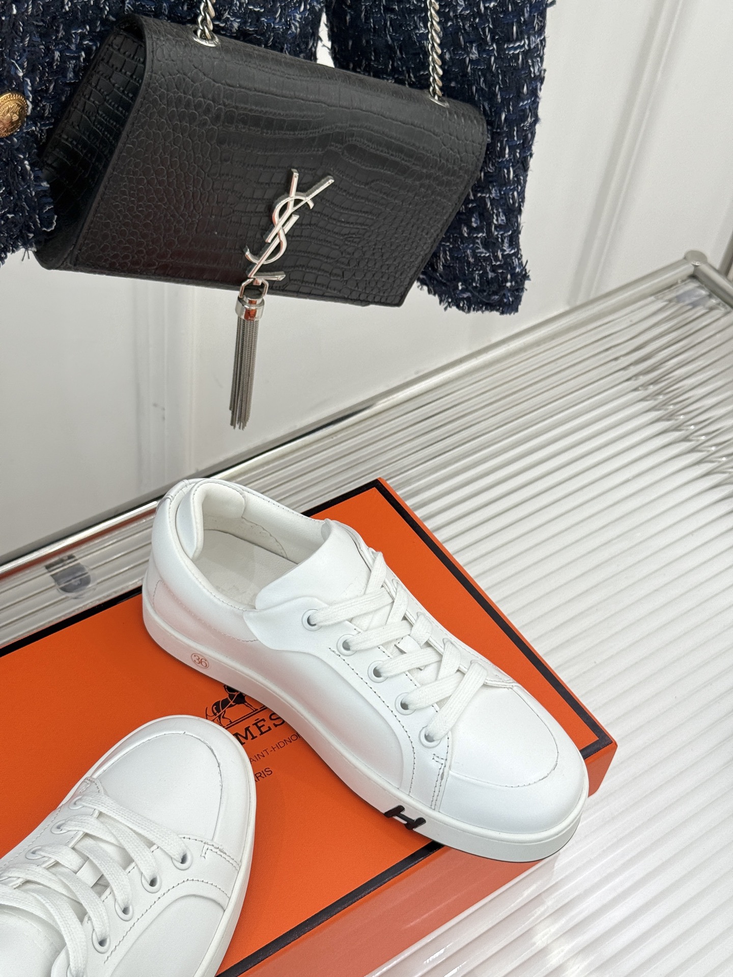 
Hermès/爱马仕经典情侣款小白鞋
简约而不失优雅设计风格
每一处细节都彰显着品牌的匠心独运。
以简
