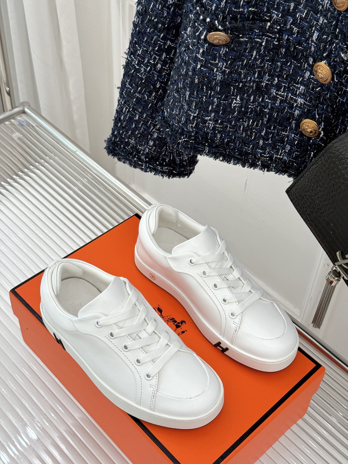 
Hermès/爱马仕经典情侣款小白鞋
简约而不失优雅设计风格
每一处细节都彰显着品牌的匠心独运。
以简