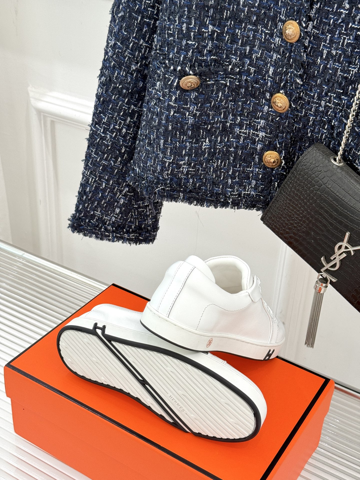 
Hermès/爱马仕经典情侣款小白鞋
简约而不失优雅设计风格
每一处细节都彰显着品牌的匠心独运。
以简