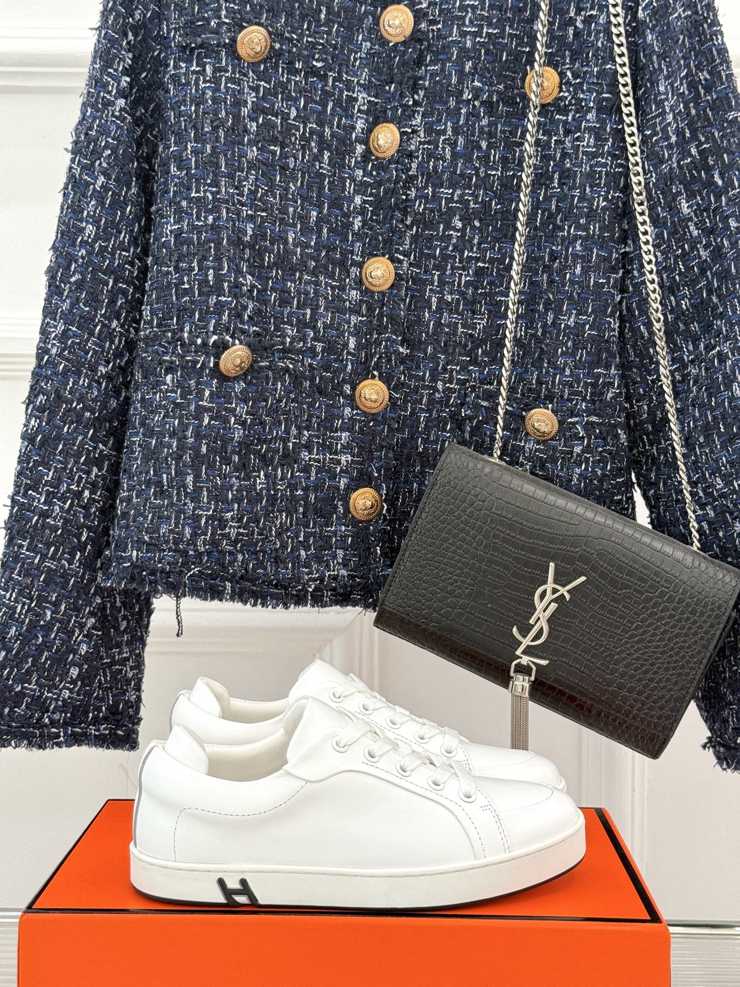 
Hermès/爱马仕经典情侣款小白鞋
简约而不失优雅设计风格
每一处细节都彰显着品牌的匠心独运。
以简