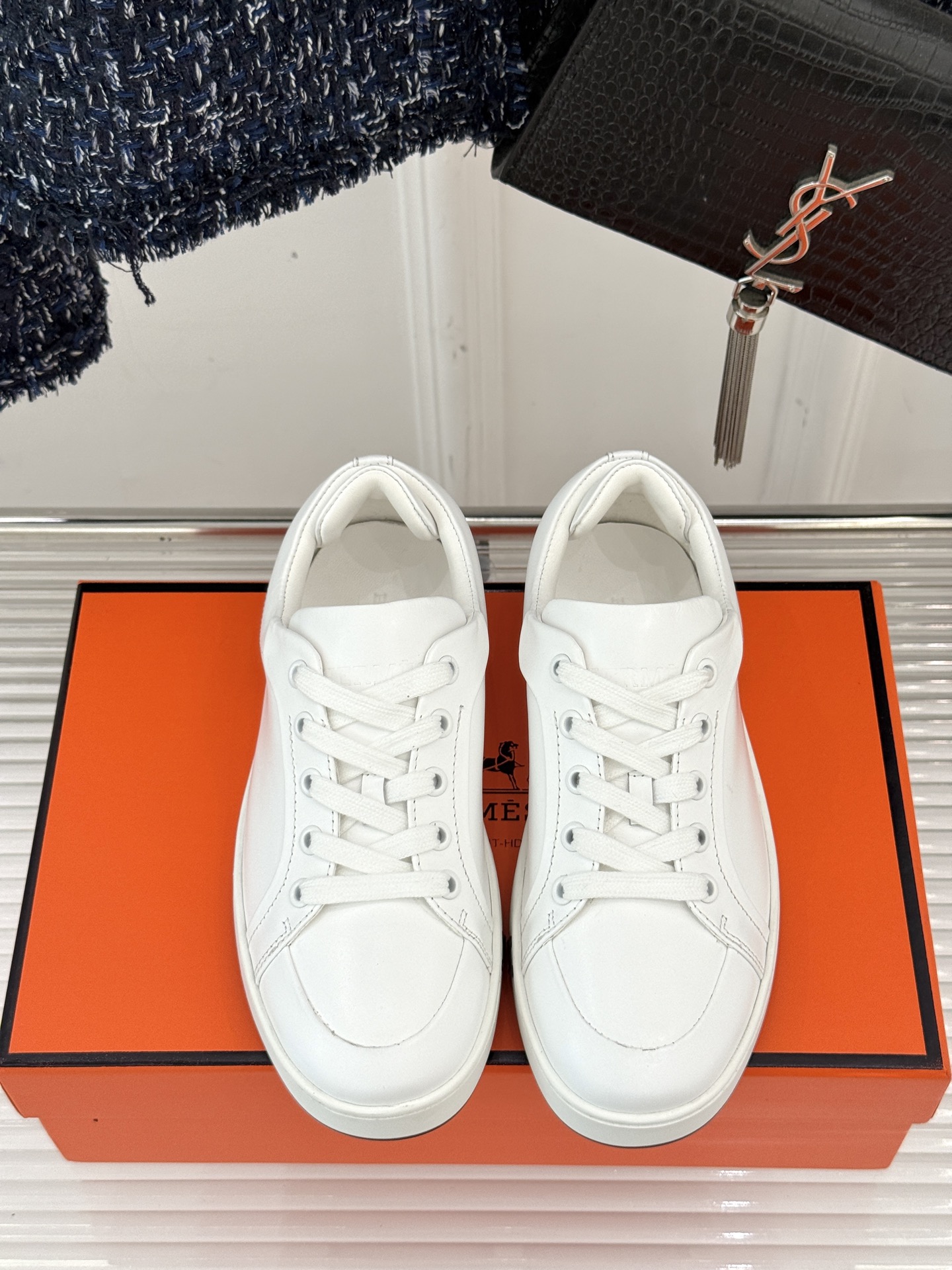 
Hermès/爱马仕经典情侣款小白鞋
简约而不失优雅设计风格
每一处细节都彰显着品牌的匠心独运。
以简