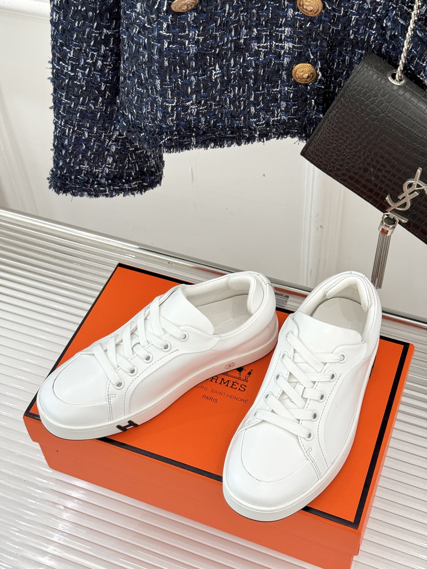 
Hermès/爱马仕经典情侣款小白鞋
简约而不失优雅设计风格
每一处细节都彰显着品牌的匠心独运。
以简