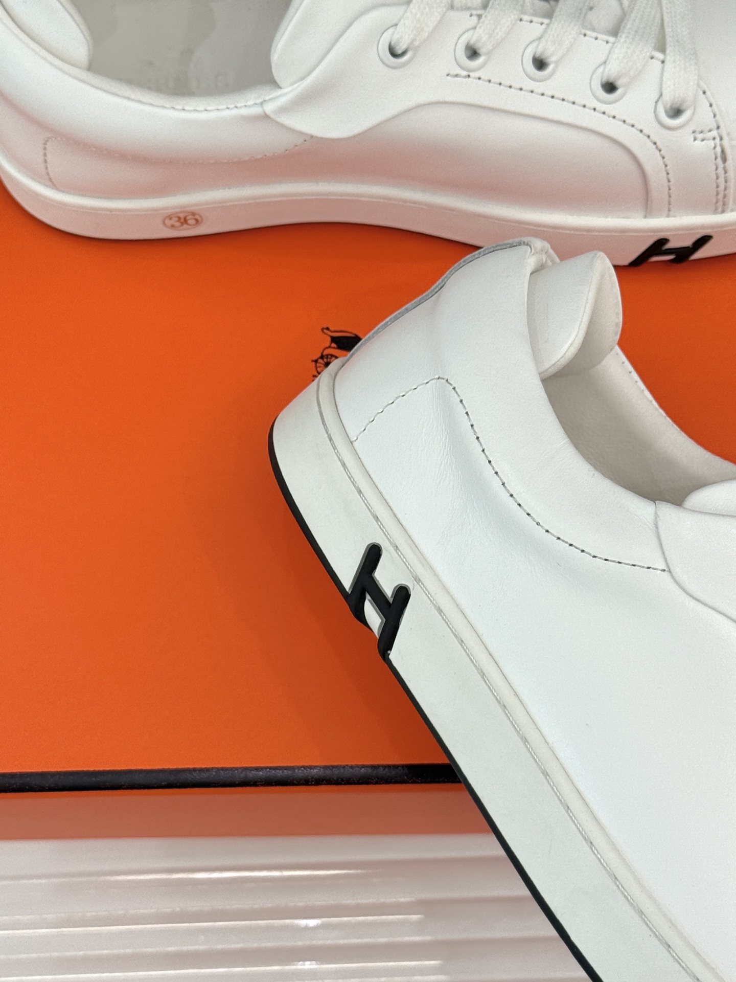 
Hermès/爱马仕经典情侣款小白鞋
简约而不失优雅设计风格
每一处细节都彰显着品牌的匠心独运。
以简