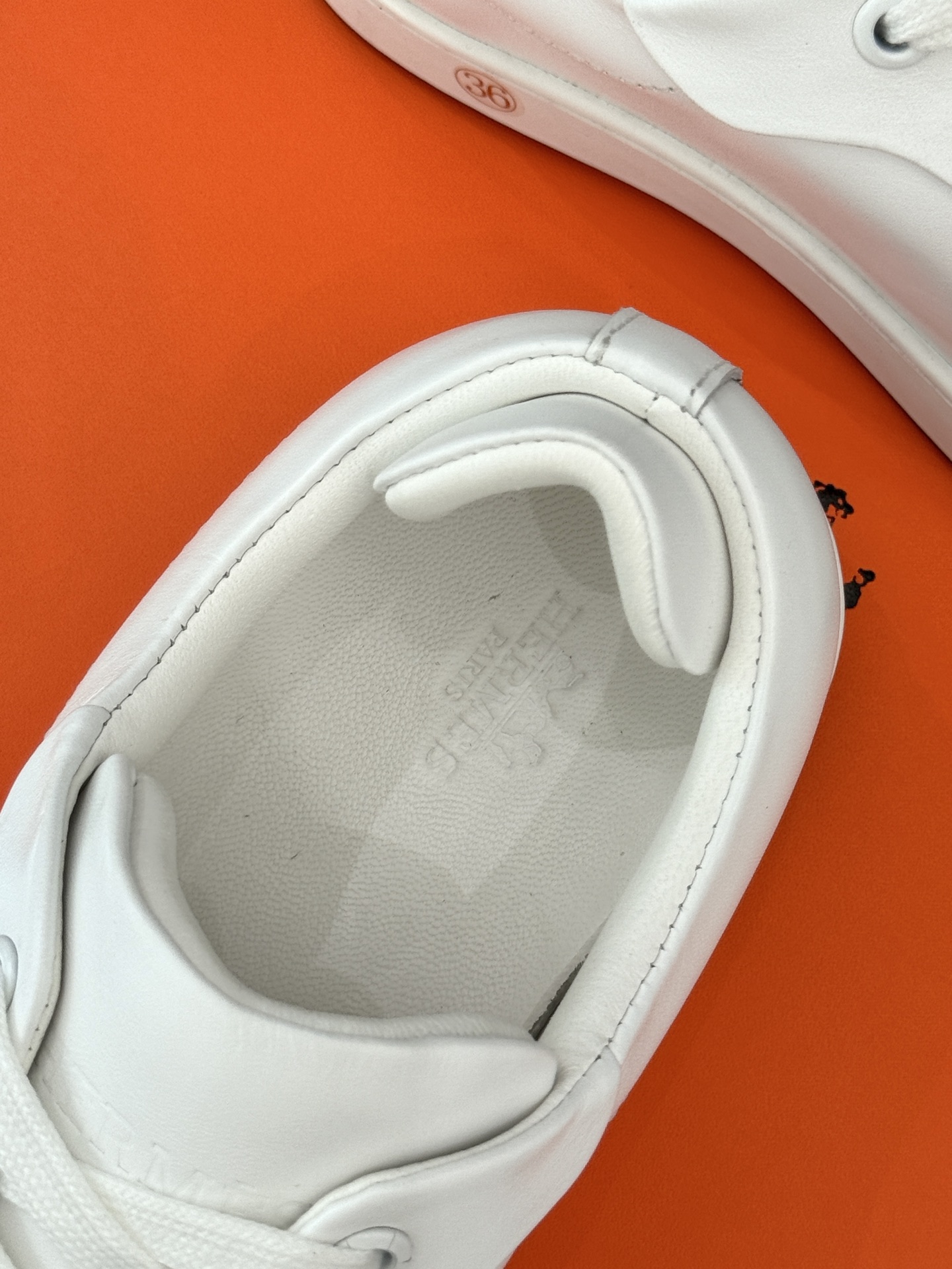 
Hermès/爱马仕经典情侣款小白鞋
简约而不失优雅设计风格
每一处细节都彰显着品牌的匠心独运。
以简