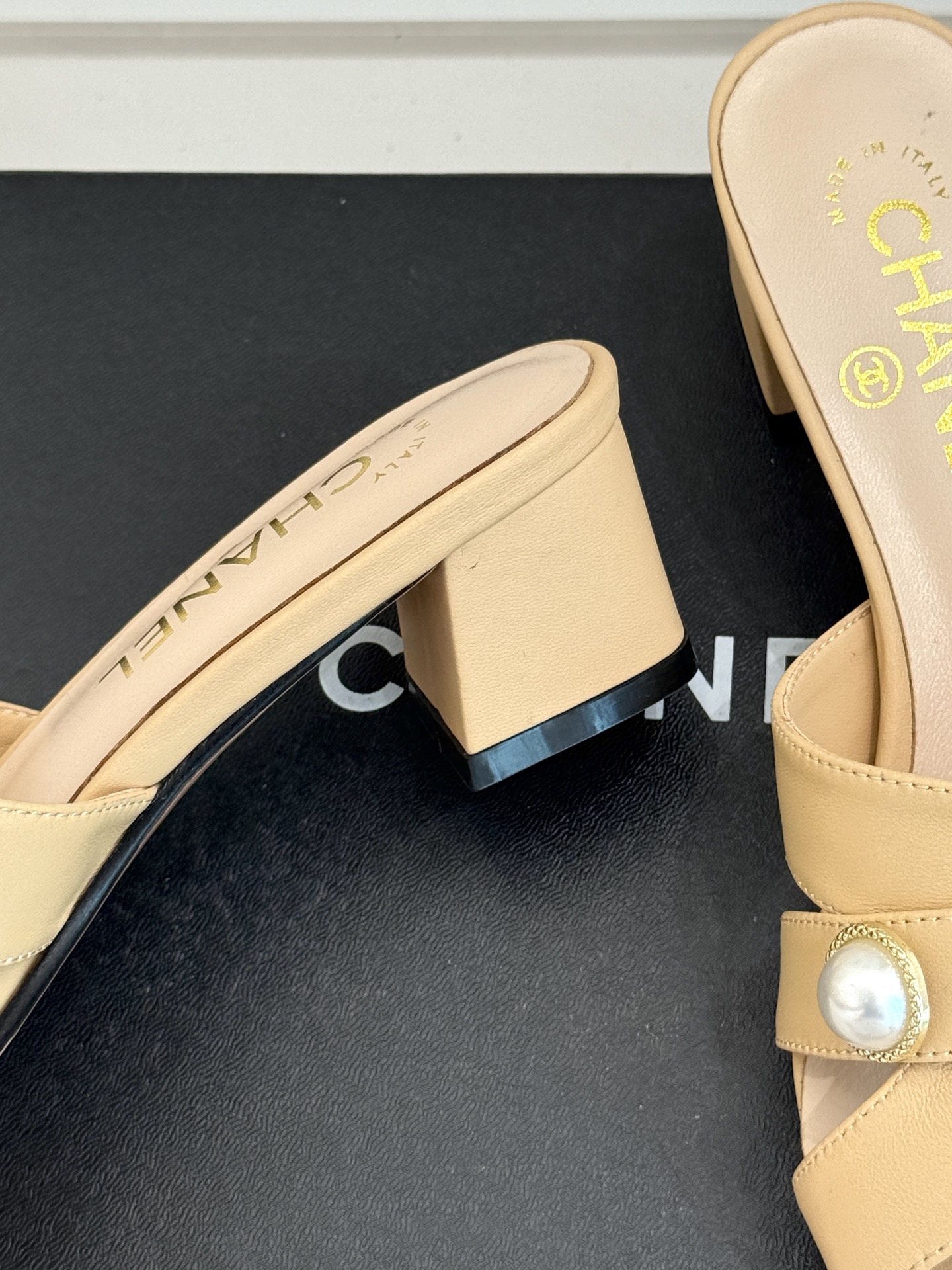 
CHANE* ｜小香25。春夏新品
双C珍珠猫跟拖鞋
鞋面采用原版定制皮料
内里垫脚均为丝绸羊皮
意大