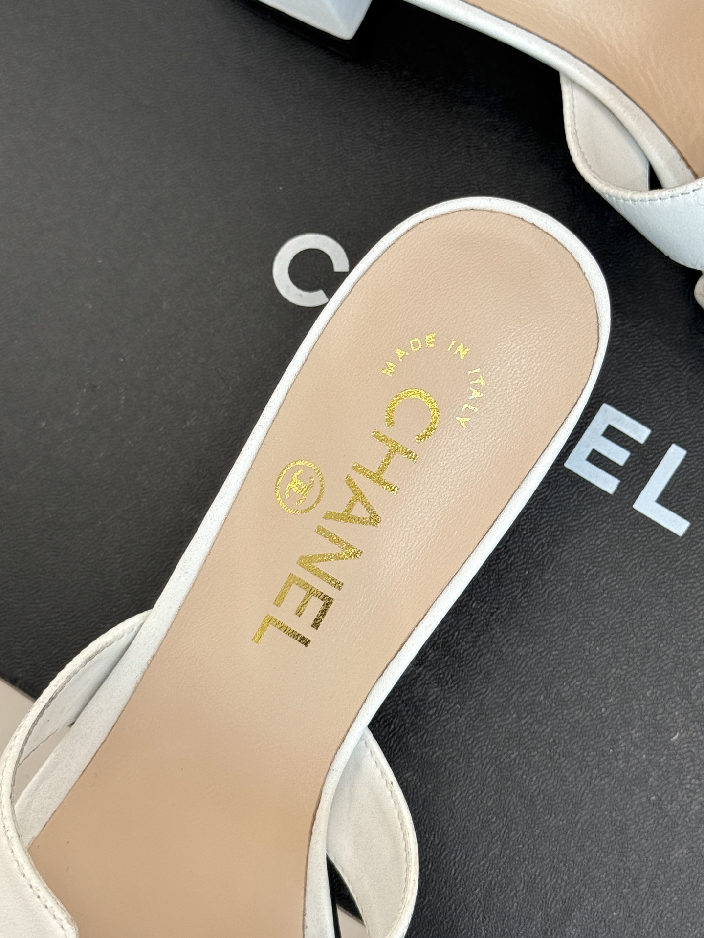 
CHANE* ｜小香25。春夏新品
双C珍珠猫跟拖鞋
鞋面采用原版定制皮料
内里垫脚均为丝绸羊皮
意大