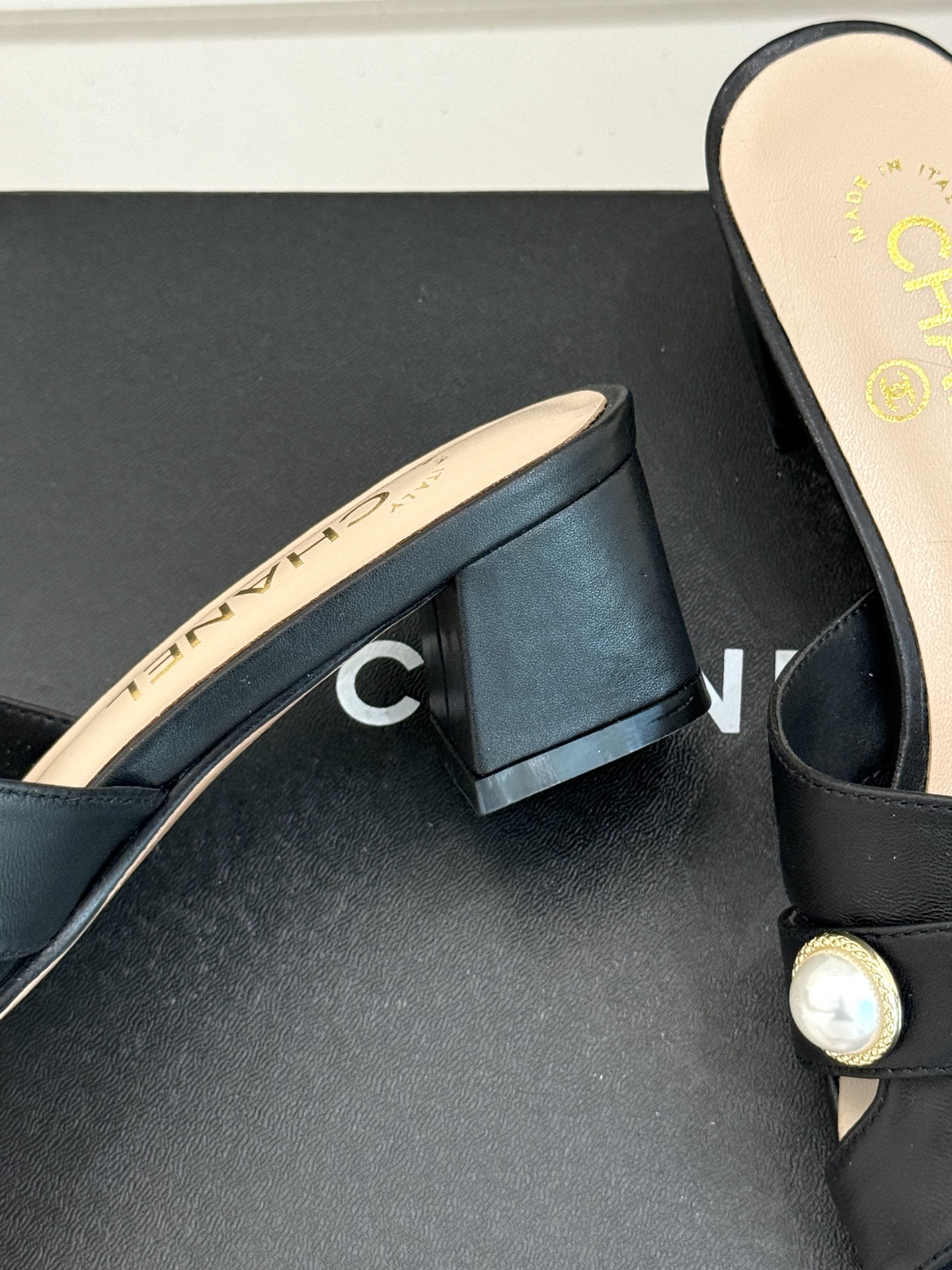 
CHANE* ｜小香25。春夏新品
双C珍珠猫跟拖鞋
鞋面采用原版定制皮料
内里垫脚均为丝绸羊皮
意大