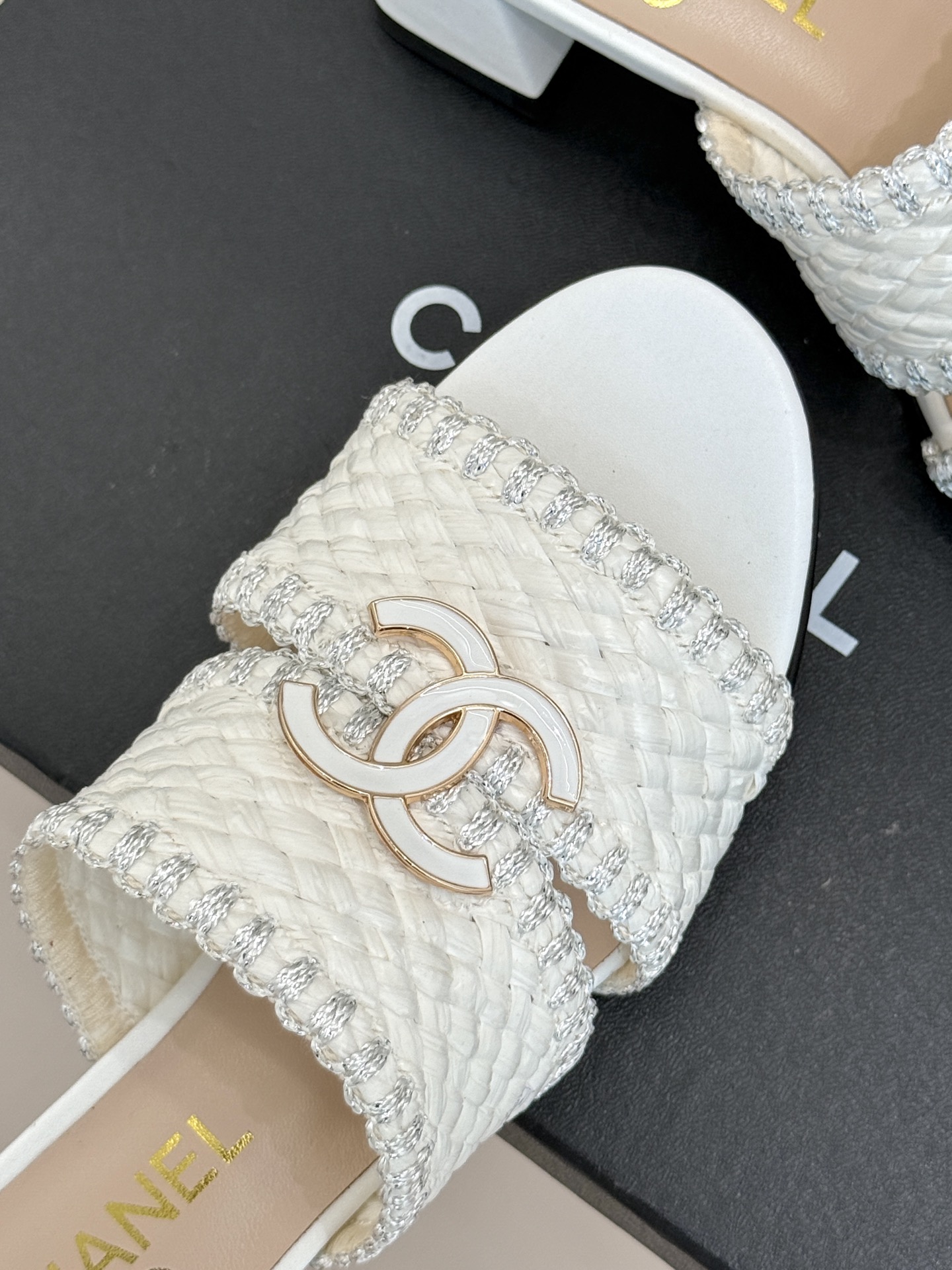 
CHANE* ｜小香25。春夏新品
双C编织猫跟拖鞋
鞋面采用原版定制材质
内里垫脚均为丝绸羊皮
意大