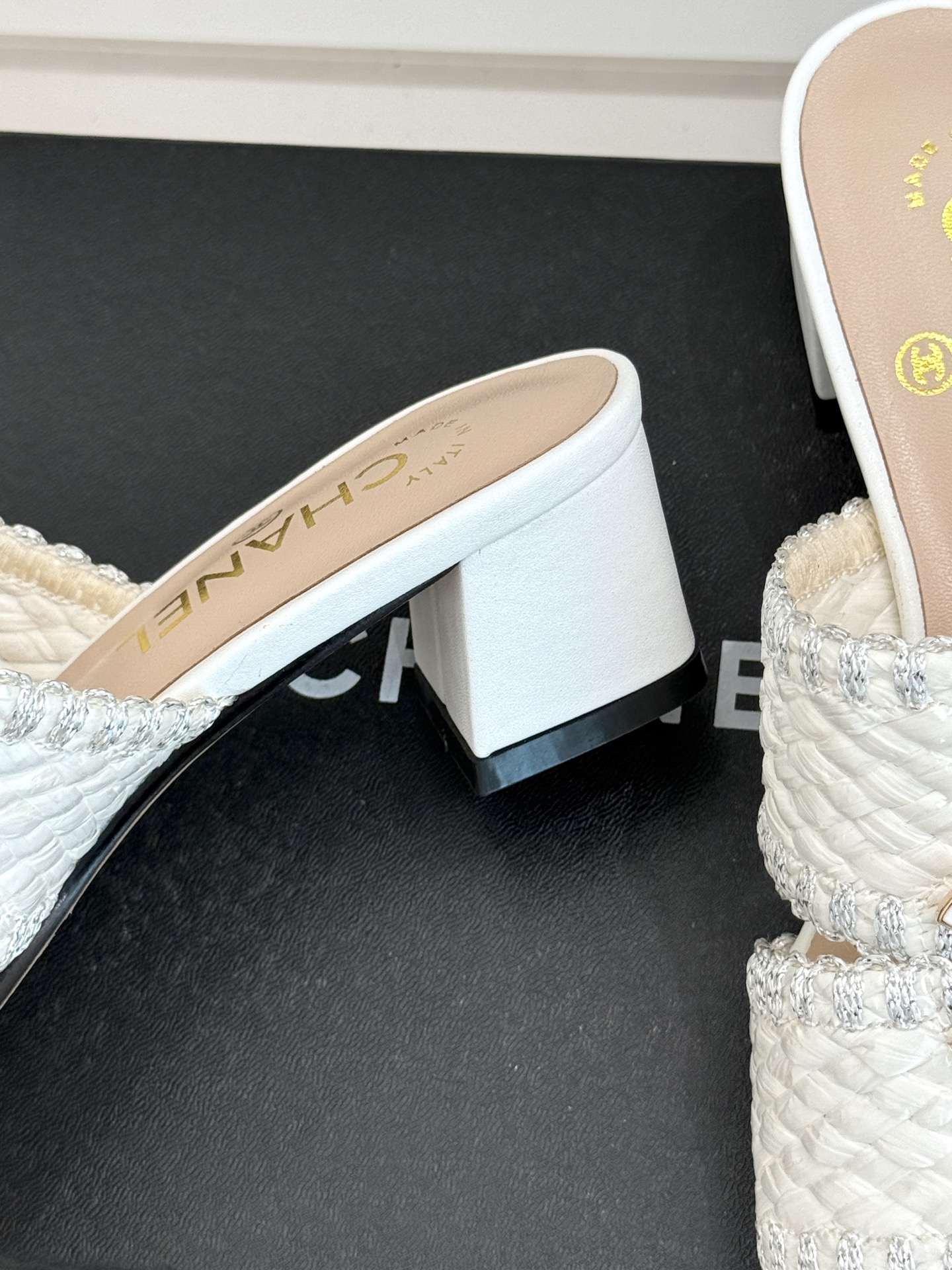 
CHANE* ｜小香25。春夏新品
双C编织猫跟拖鞋
鞋面采用原版定制材质
内里垫脚均为丝绸羊皮
意大