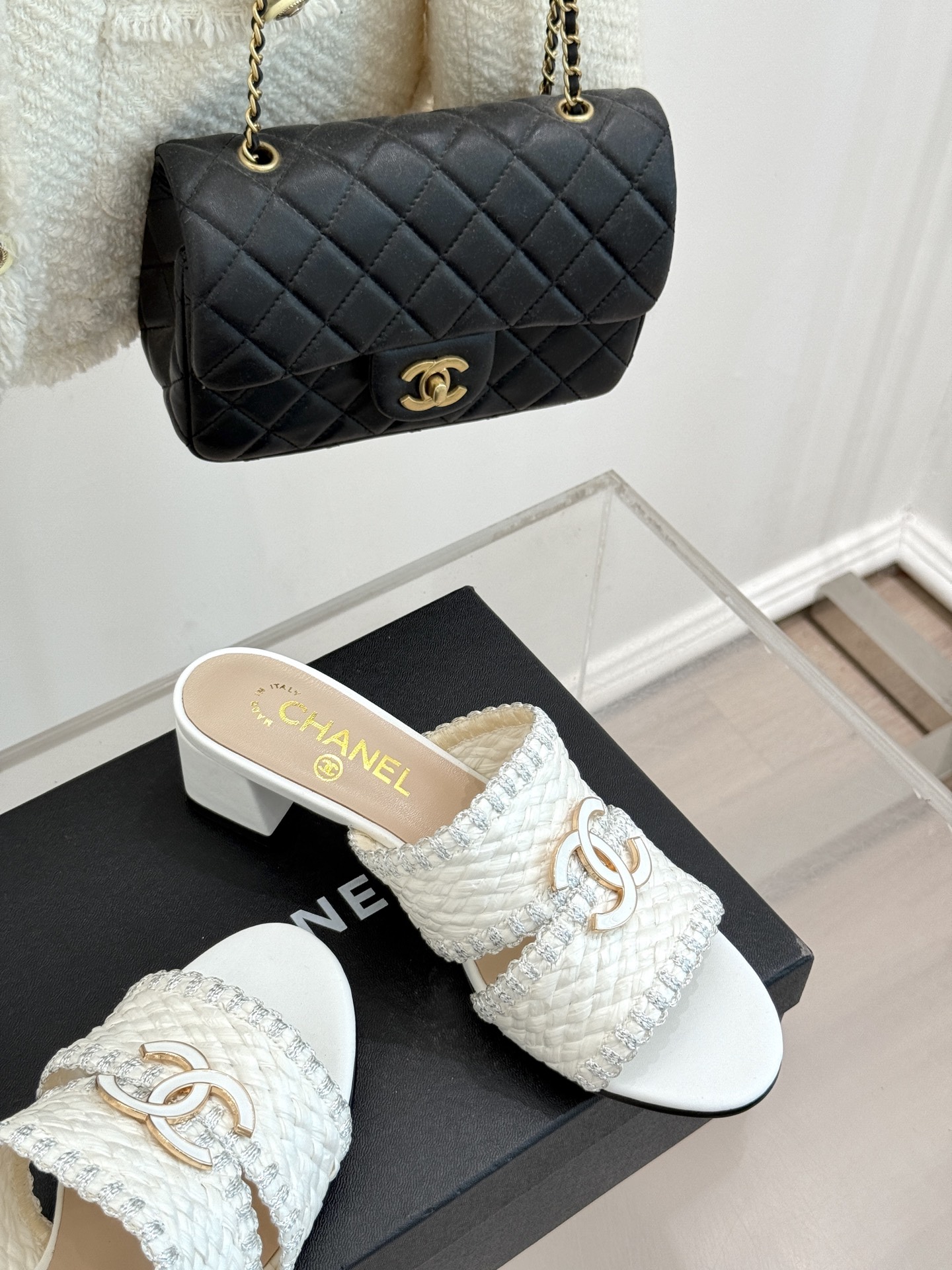 
CHANE* ｜小香25。春夏新品
双C编织猫跟拖鞋
鞋面采用原版定制材质
内里垫脚均为丝绸羊皮
意大