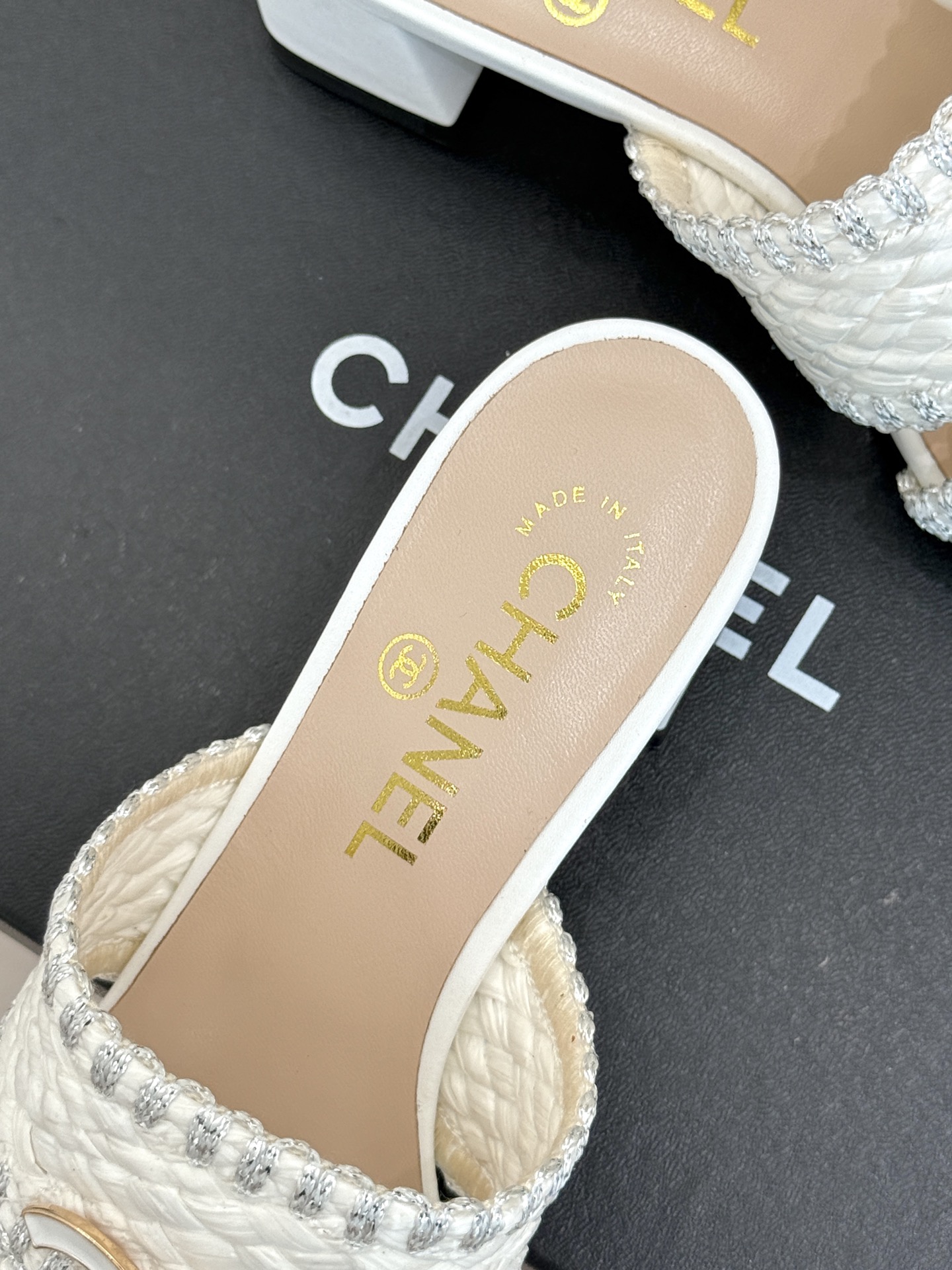 
CHANE* ｜小香25。春夏新品
双C编织猫跟拖鞋
鞋面采用原版定制材质
内里垫脚均为丝绸羊皮
意大